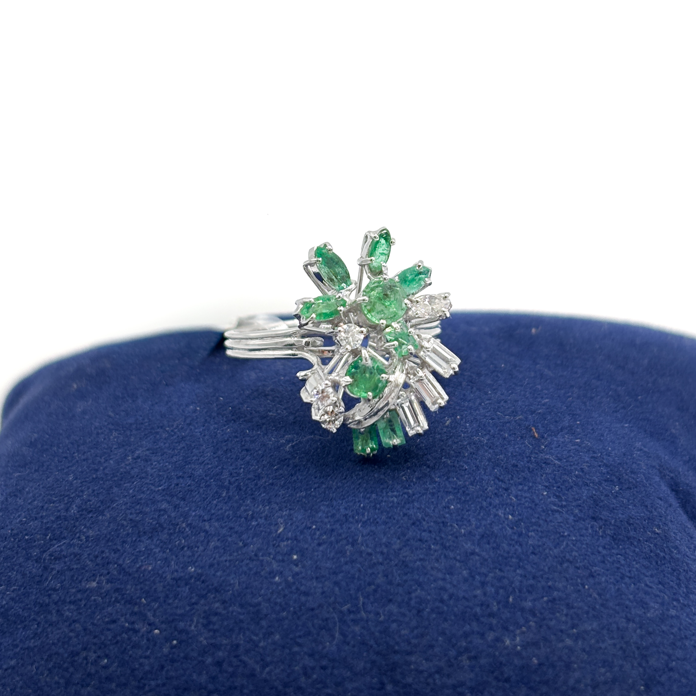 Floral White Gold 18 kt Ring with Emeralds and Diamonds - Image 5