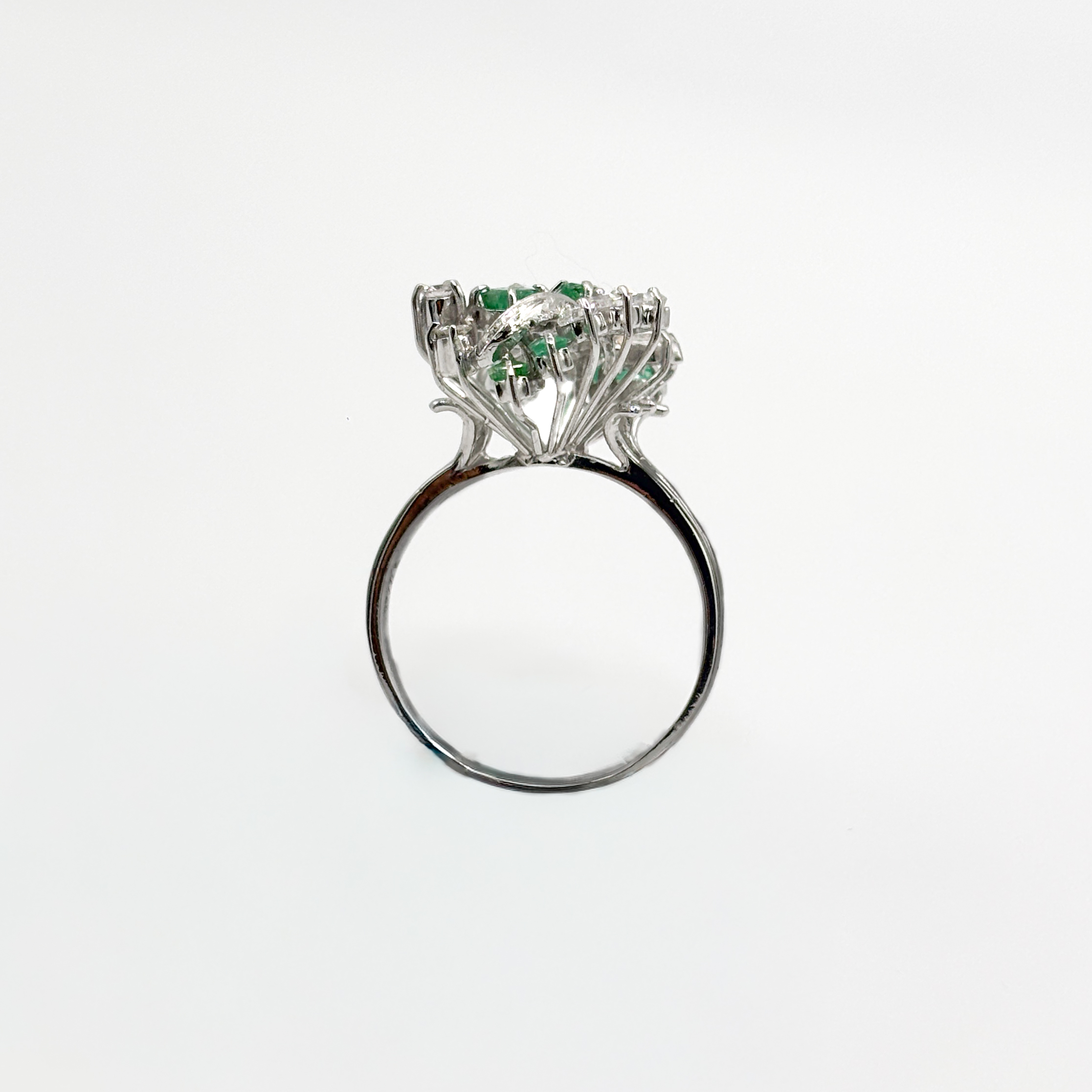 Floral White Gold 18 kt Ring with Emeralds and Diamonds - Image 6