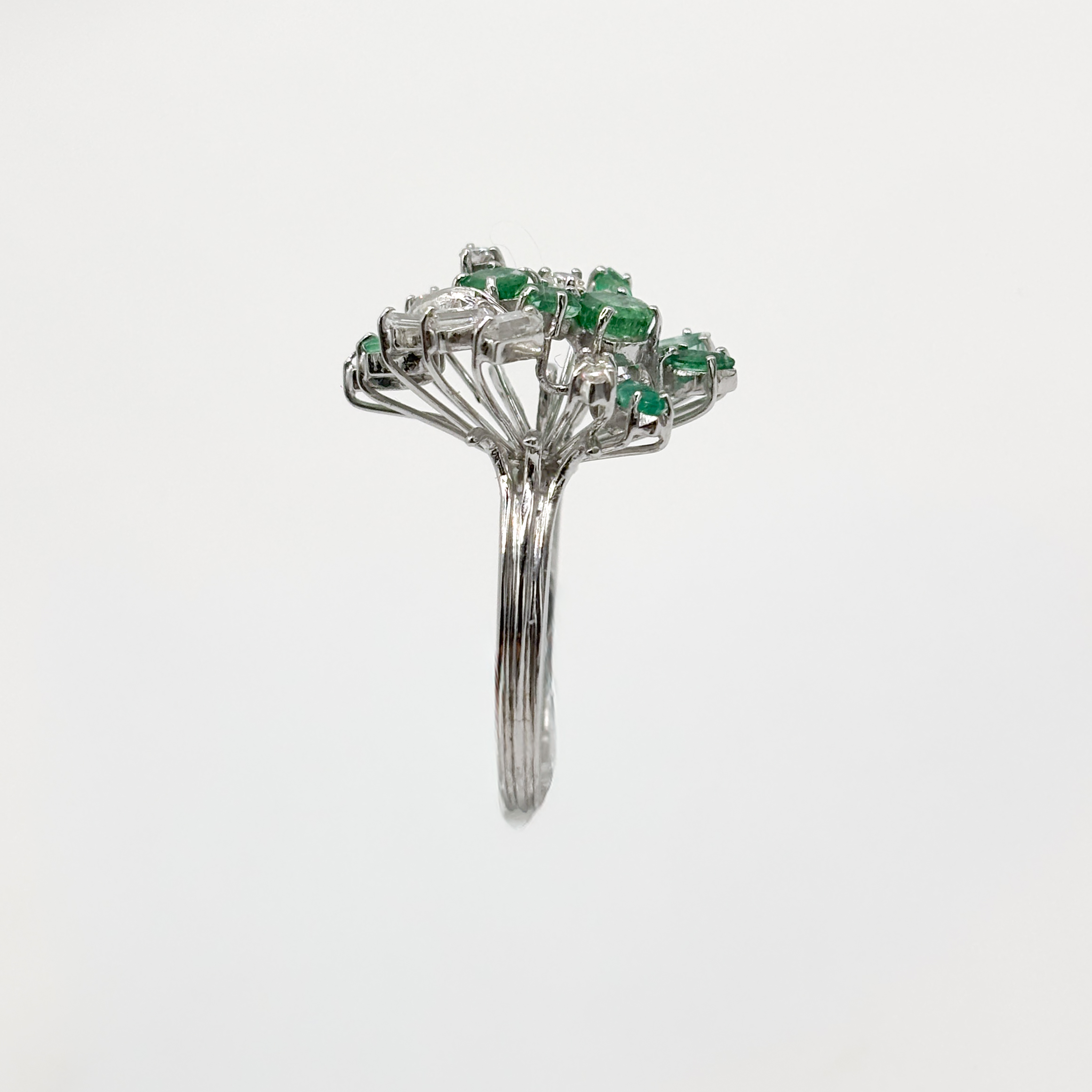 Floral White Gold 18 kt Ring with Emeralds and Diamonds - Image 7