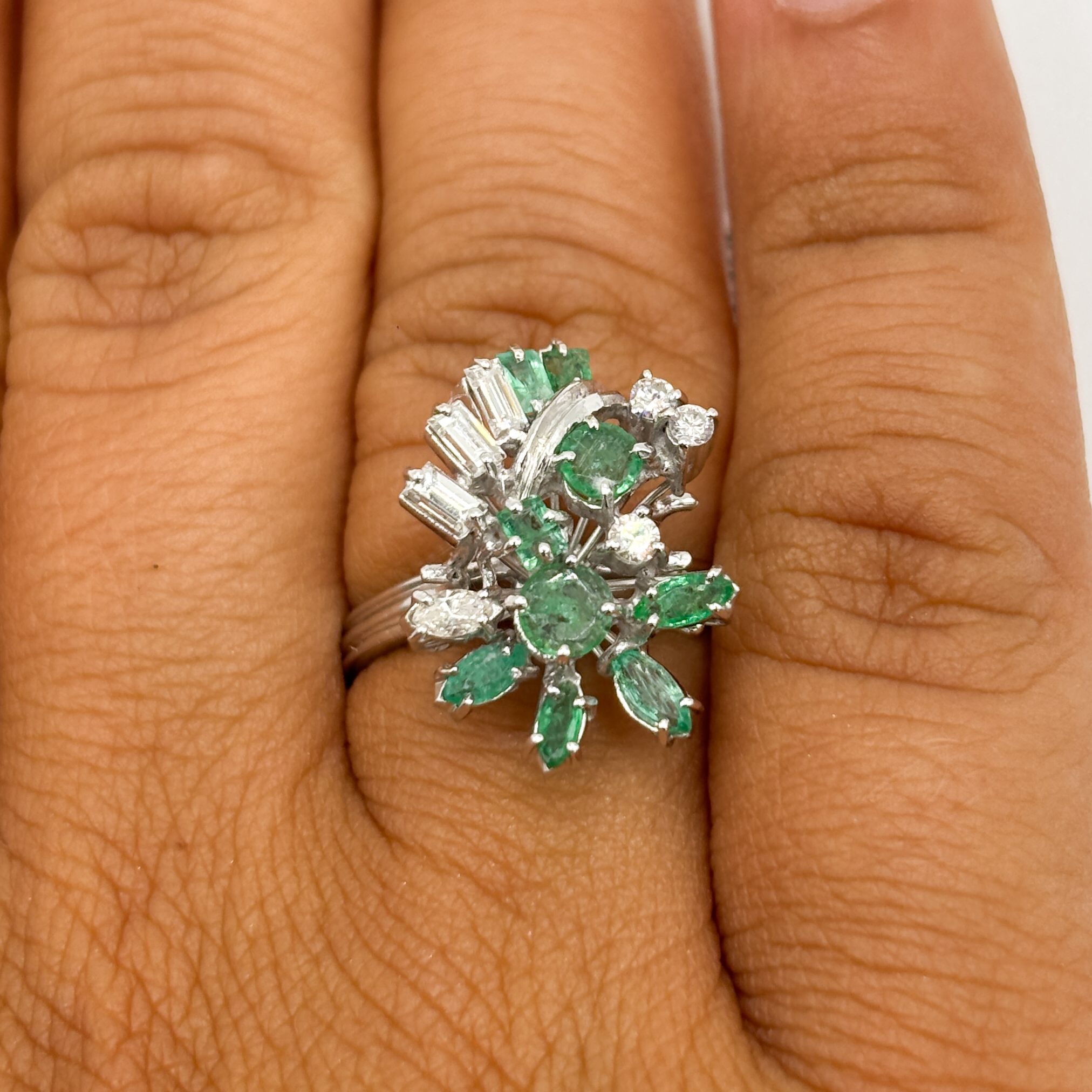 Floral White Gold 18 kt Ring with Emeralds and Diamonds - Image 8