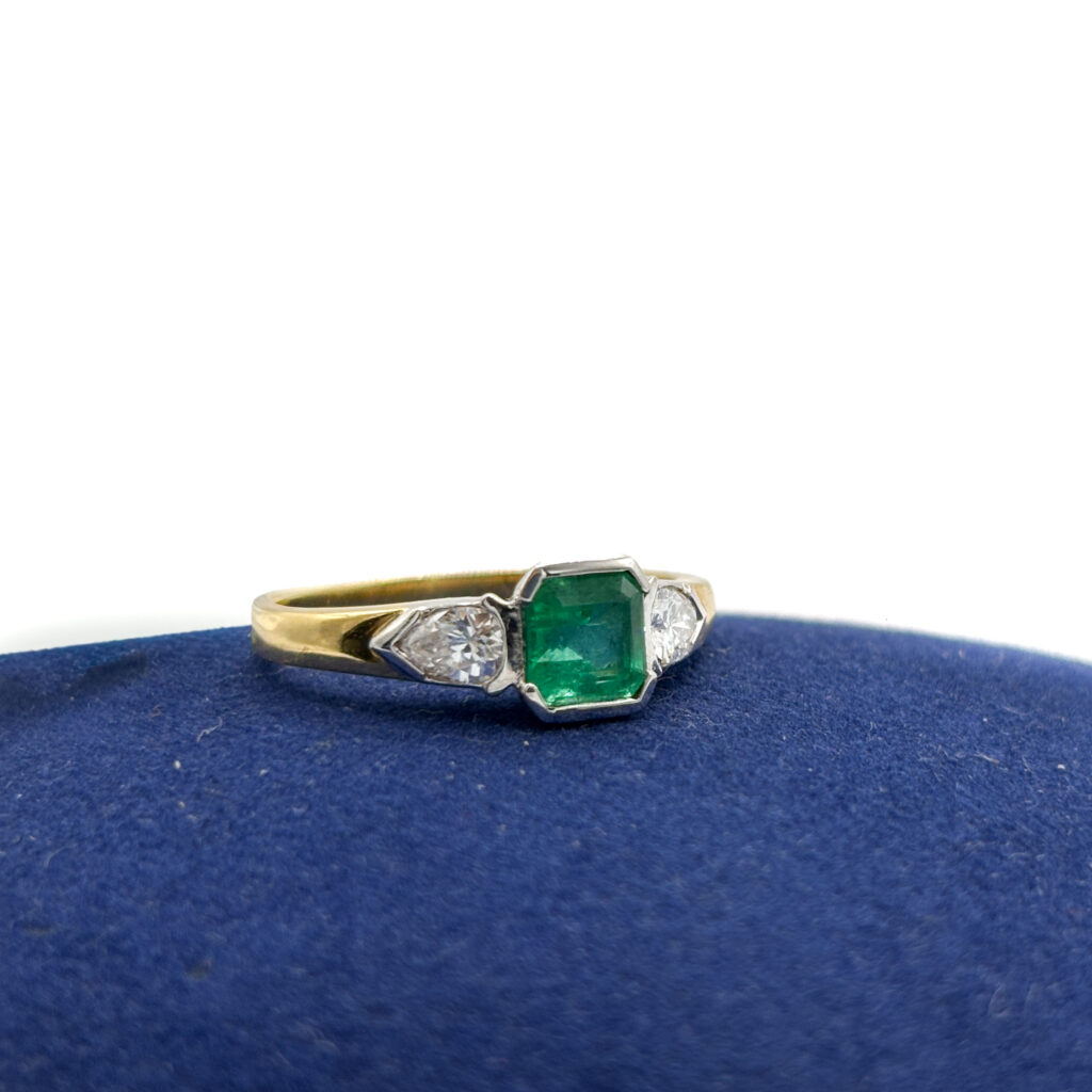 Yellow and White Gold 18 kt Ring with Emerald and Diamonds
