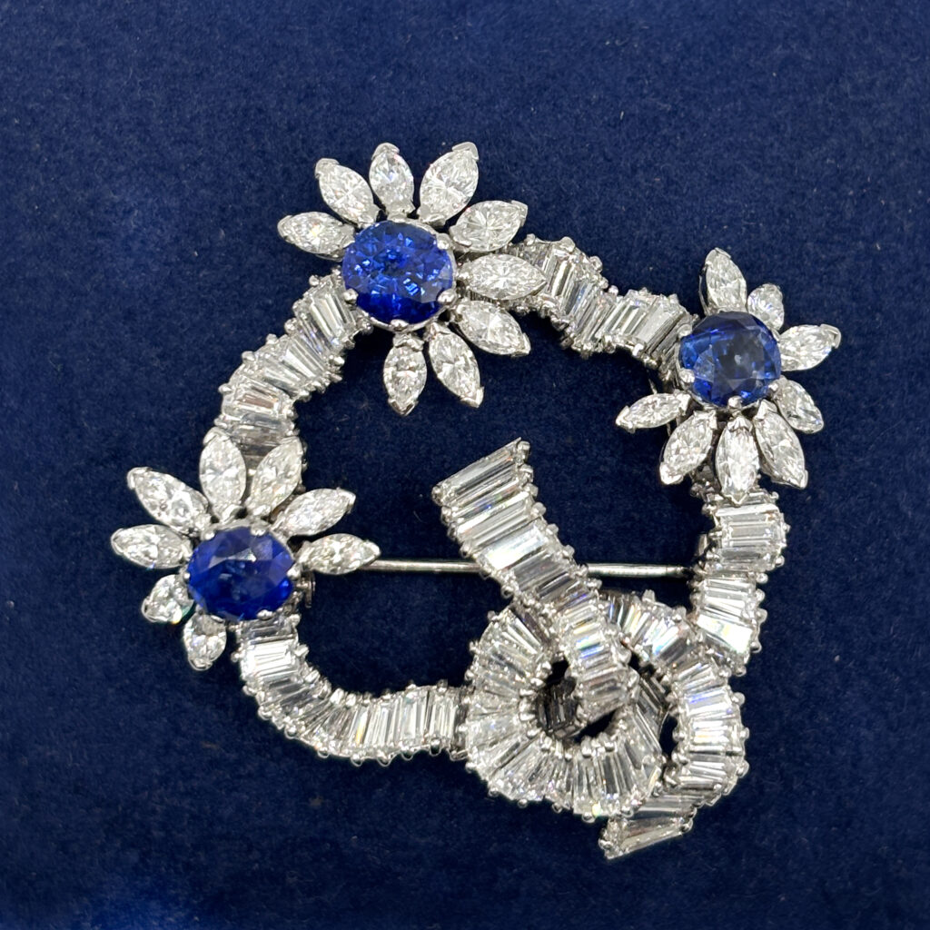 Floral Brooch in 18 kt White Gold with Sapphires and Diamonds