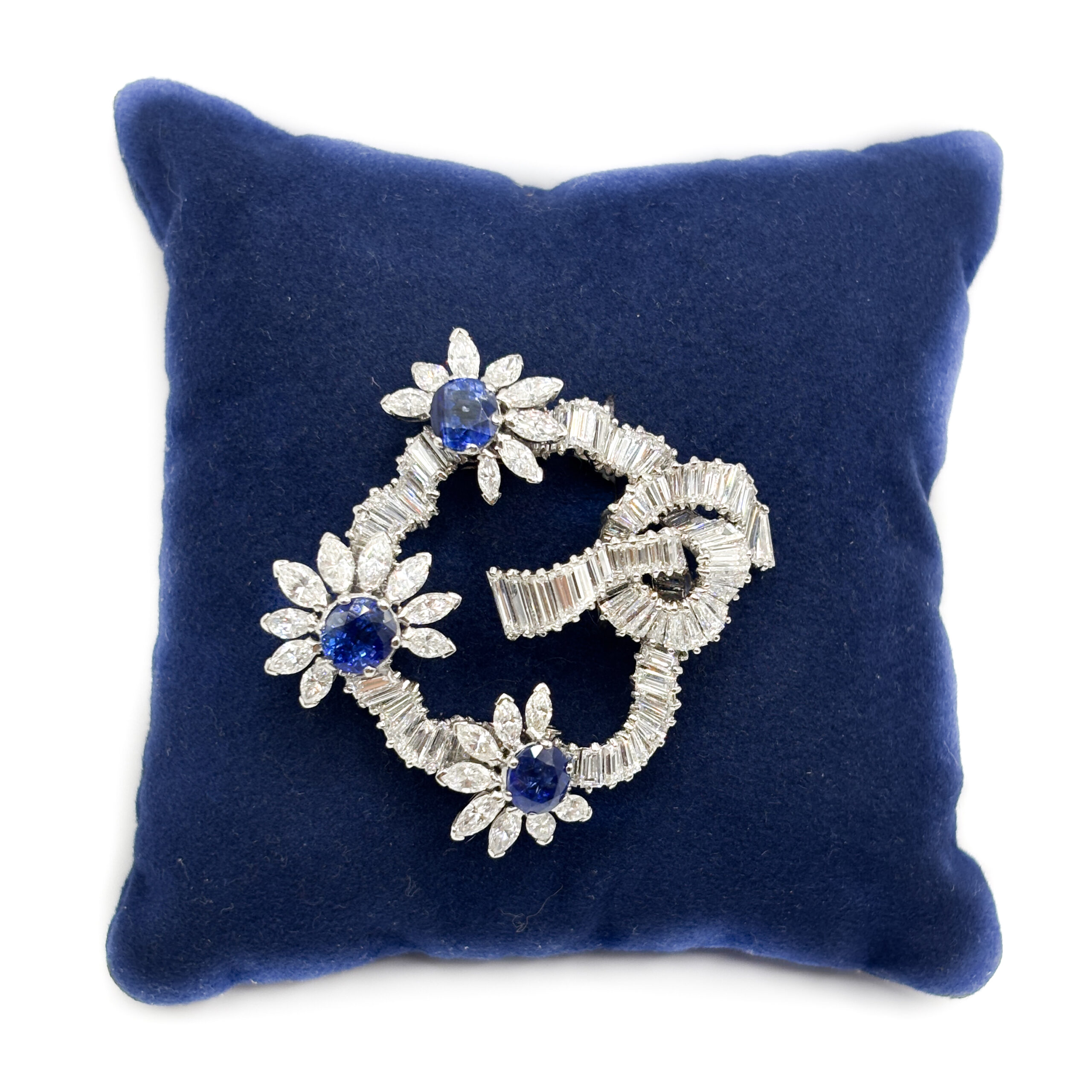 Spilla Floreale in Oro Bianco 18 kt con Zaffiri e Diamanti - immagine 3
