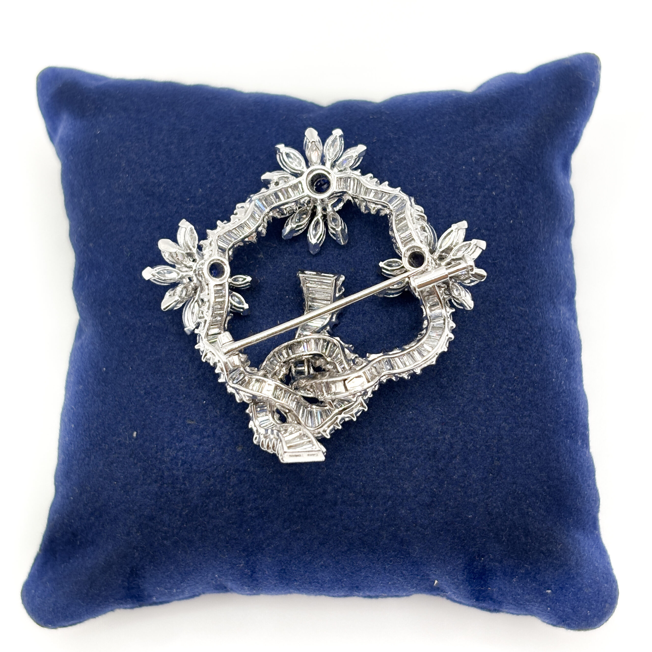 Spilla Floreale in Oro Bianco 18 kt con Zaffiri e Diamanti - immagine 4