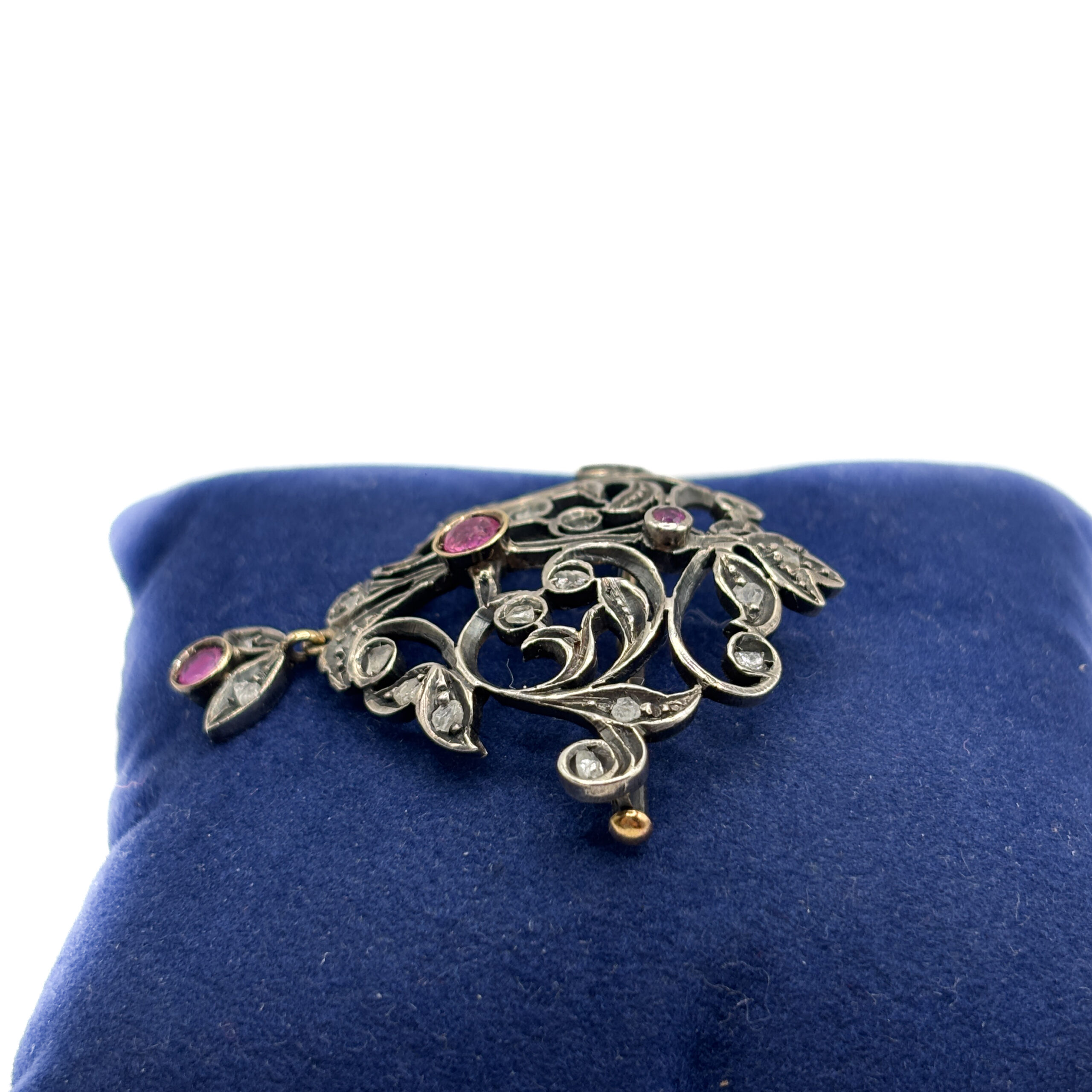 Antique Silver and 18 kt Yellow Gold Brooch with No-Heat Rubies and Diamonds - Image 2