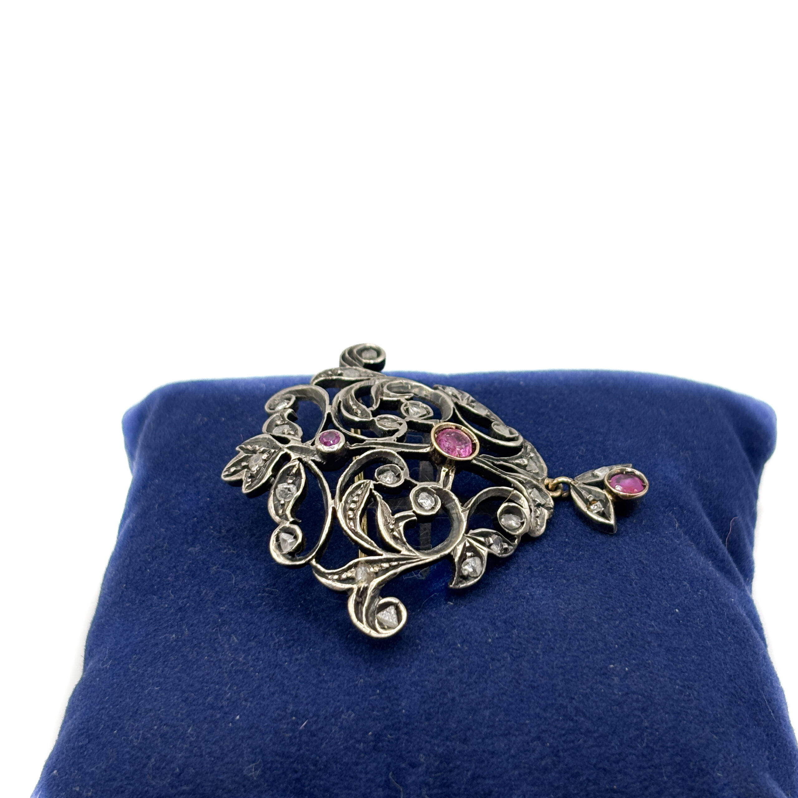 Antique Silver and 18 kt Yellow Gold Brooch with No-Heat Rubies and Diamonds - Image 4