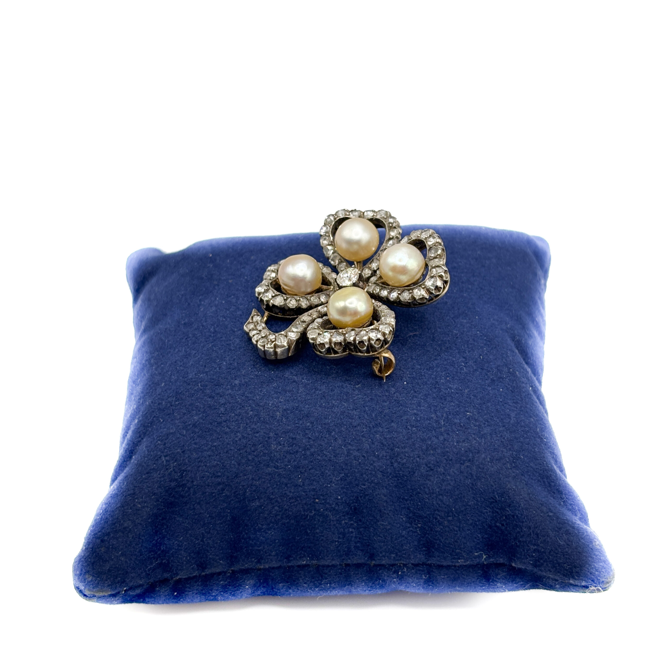 Four-Leaf-Clover Brooch with Natural Pearls and Diamonds - Image 2
