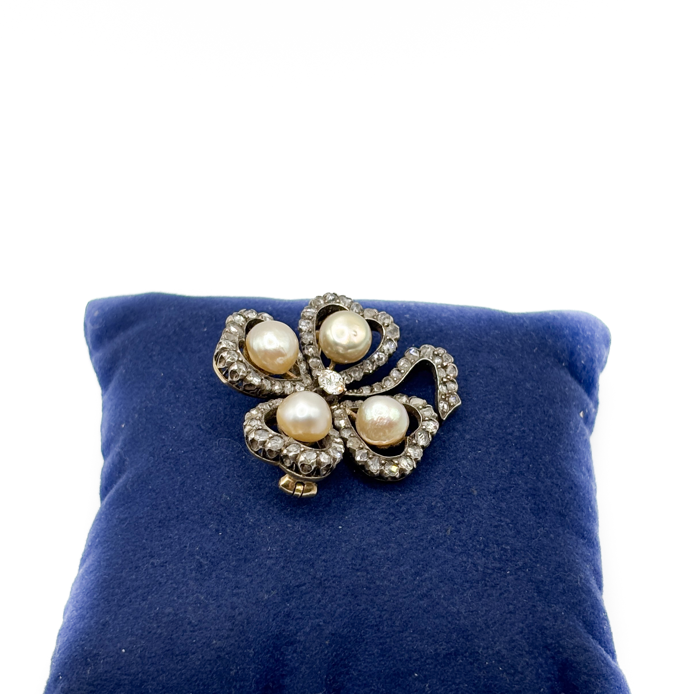 Four-Leaf-Clover Brooch with Natural Pearls and Diamonds - Image 4