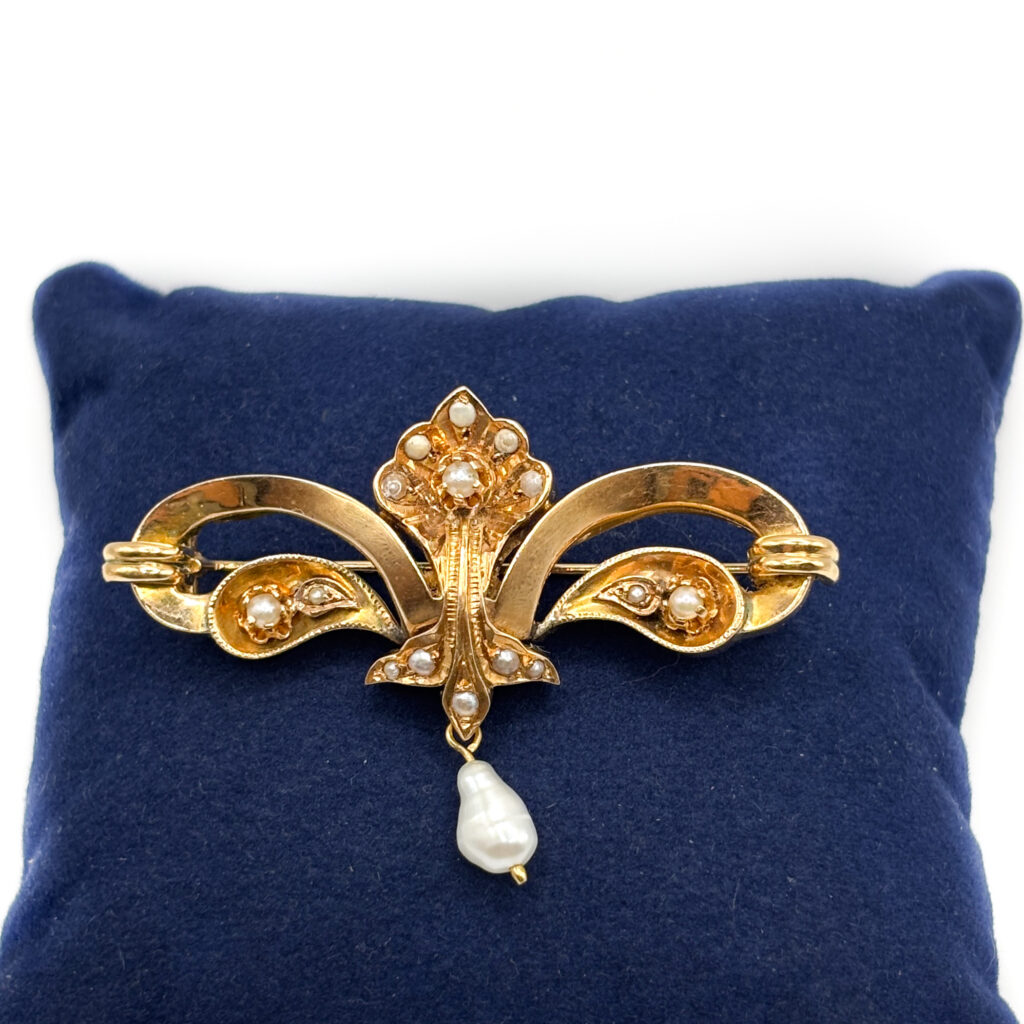 Antique Brooch in 18 kt Yellow Gold with Natural Pearls