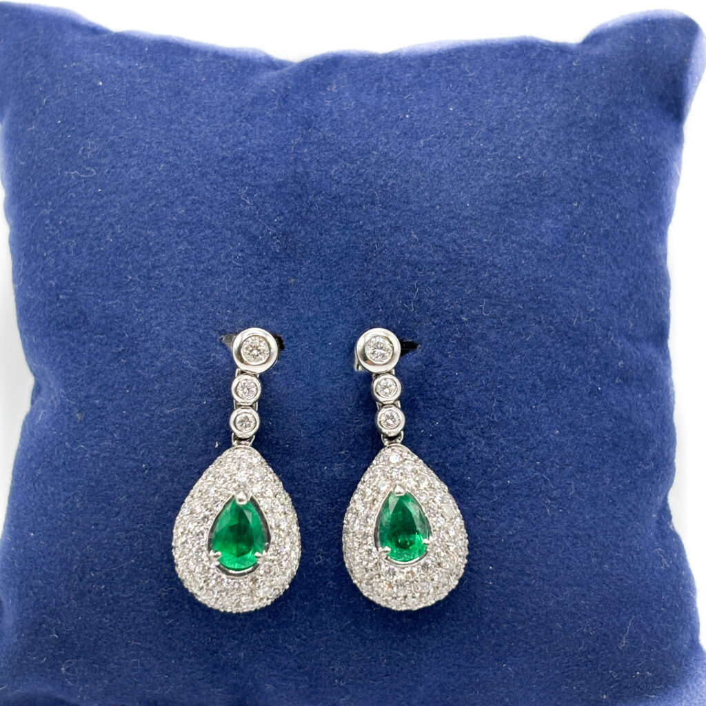 Pendant Earrings in 18 kt White Gold with Emeralds and Diamonds