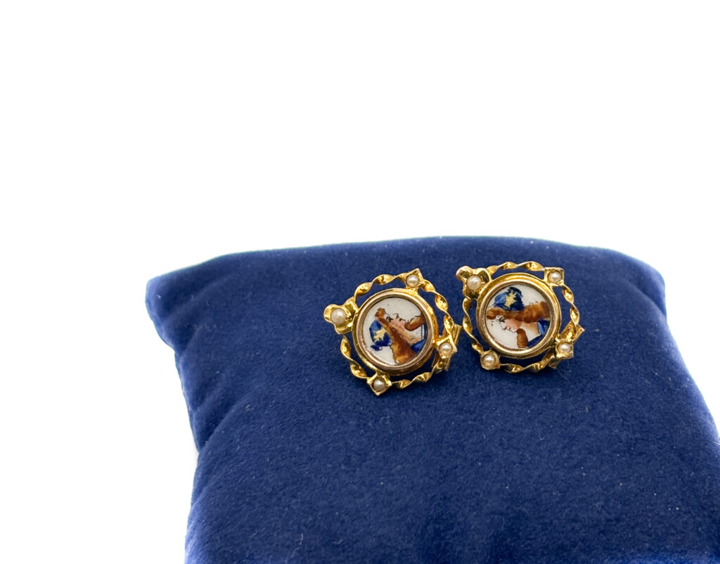 Vintage Earrings in 18 kt Yellow Gold with Enamel and Pearls