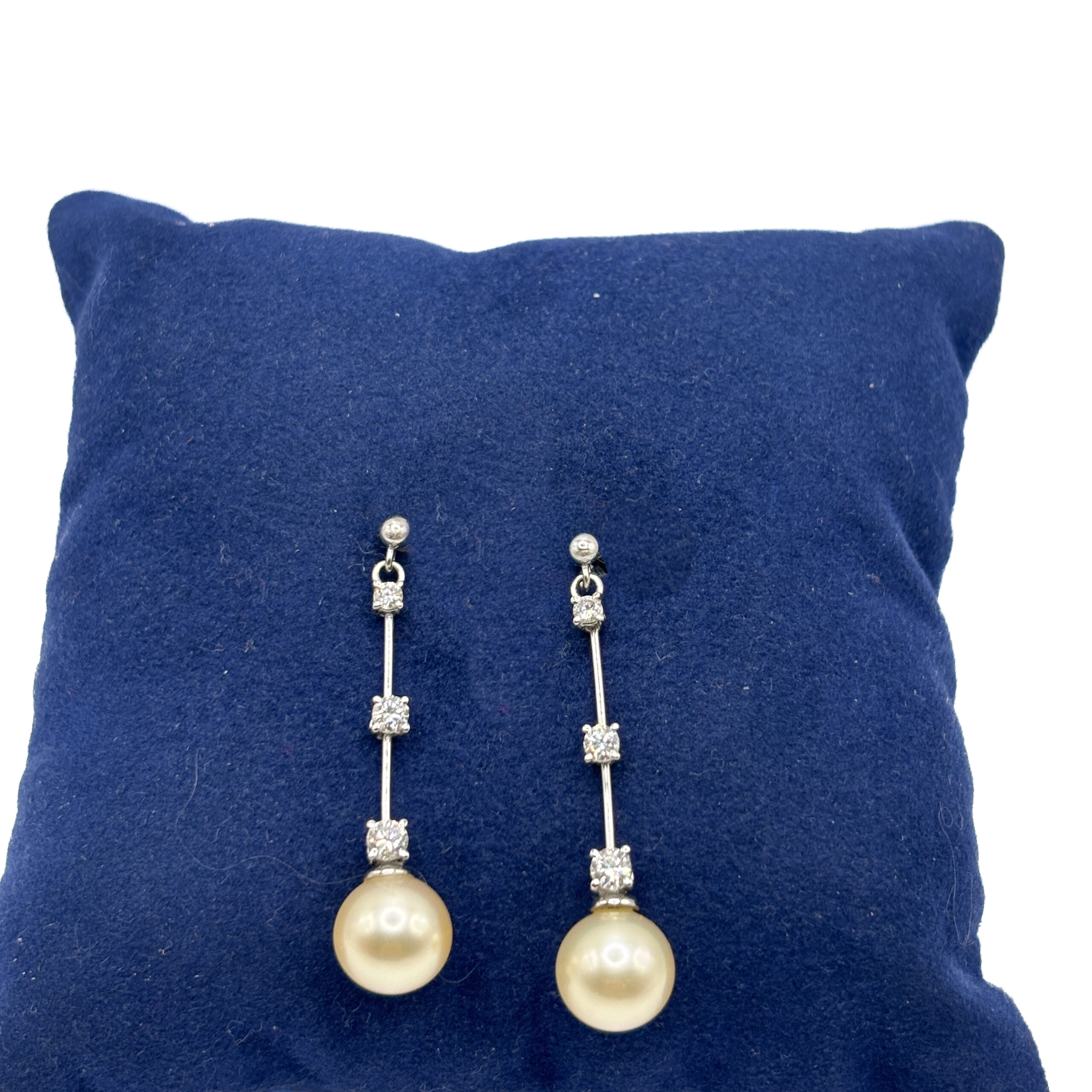 Pendant Earrings in 18 kt White Gold with Pearls and Diamonds - Image 2