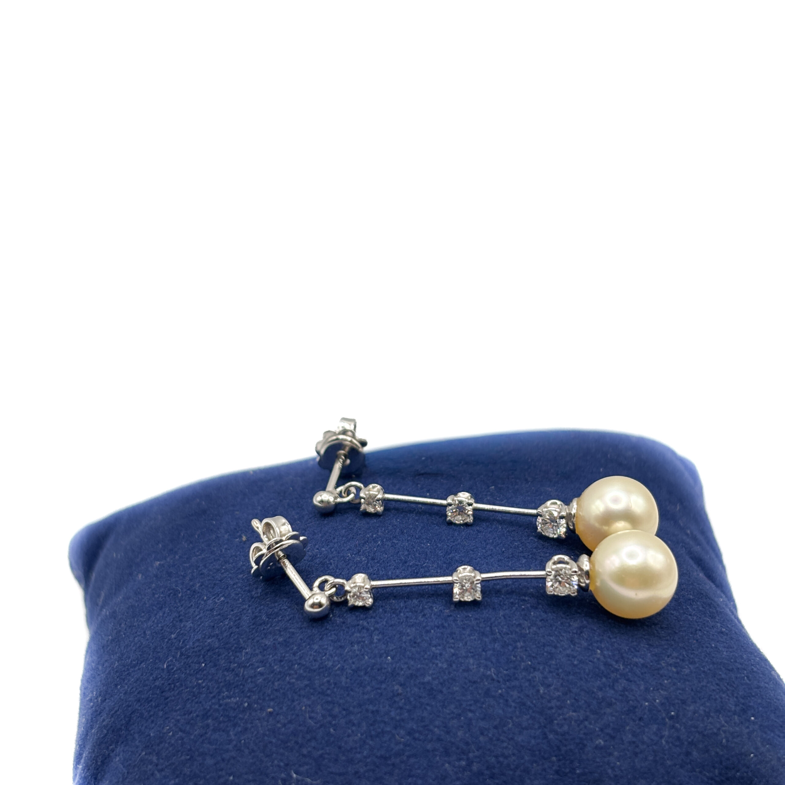 Pendant Earrings in 18 kt White Gold with Pearls and Diamonds - Image 4