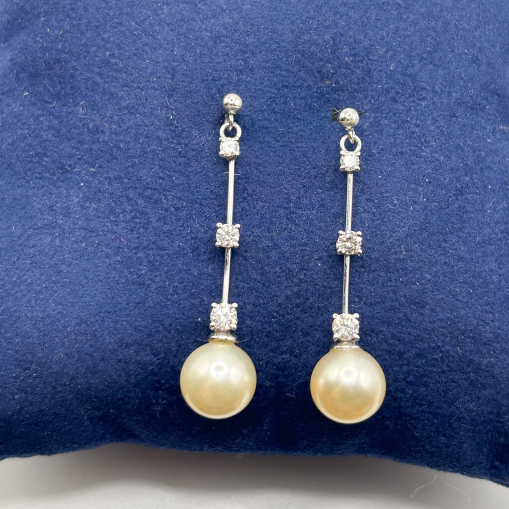 Pendant Earrings in 18 kt White Gold with Pearls and Diamonds