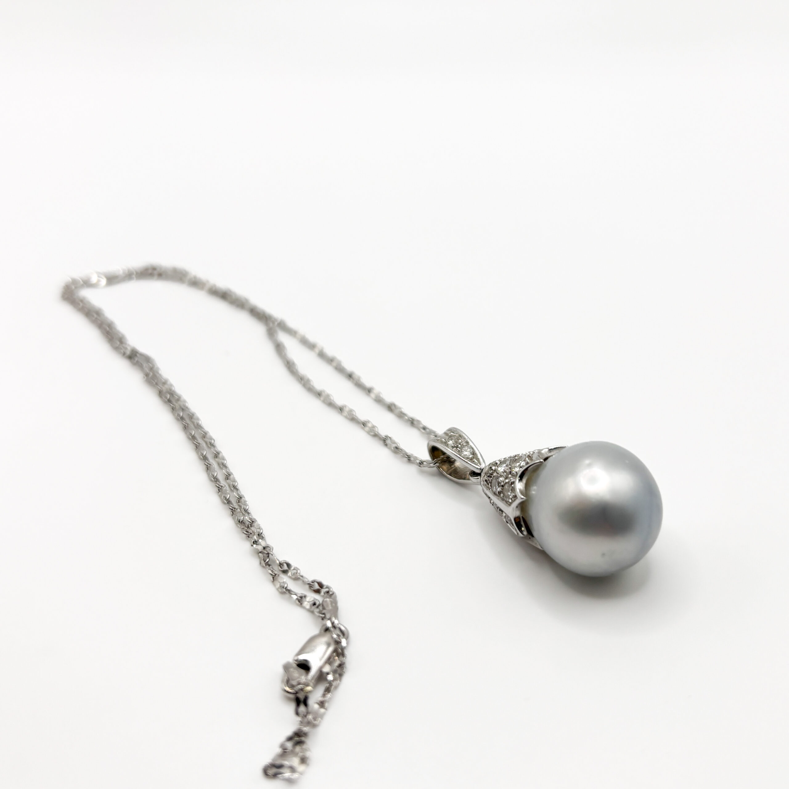 Necklace with Australian Pearl and Diamonds in 18 kt White Gold - Image 3