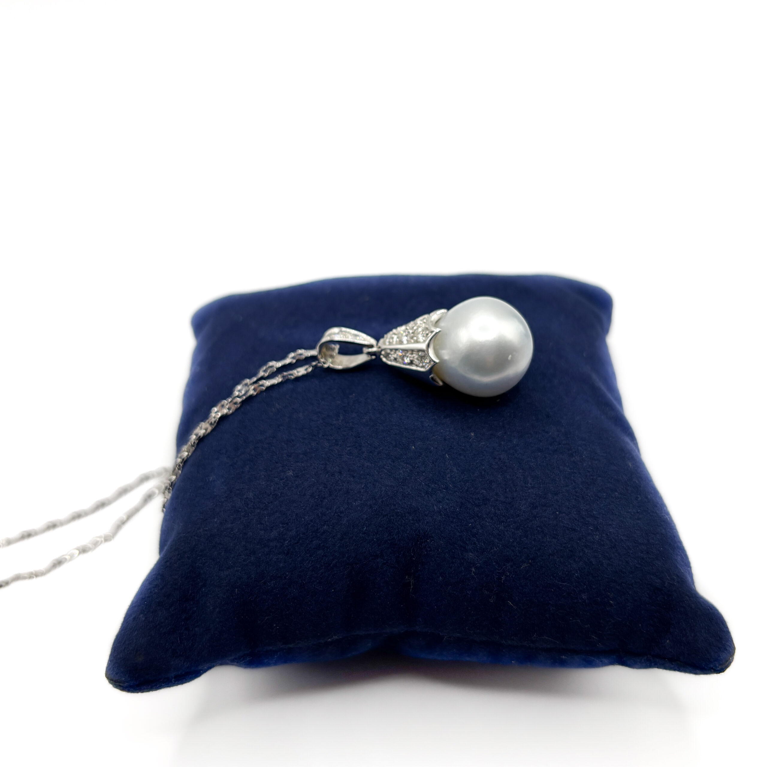 Necklace with Australian Pearl and Diamonds in 18 kt White Gold - Image 4
