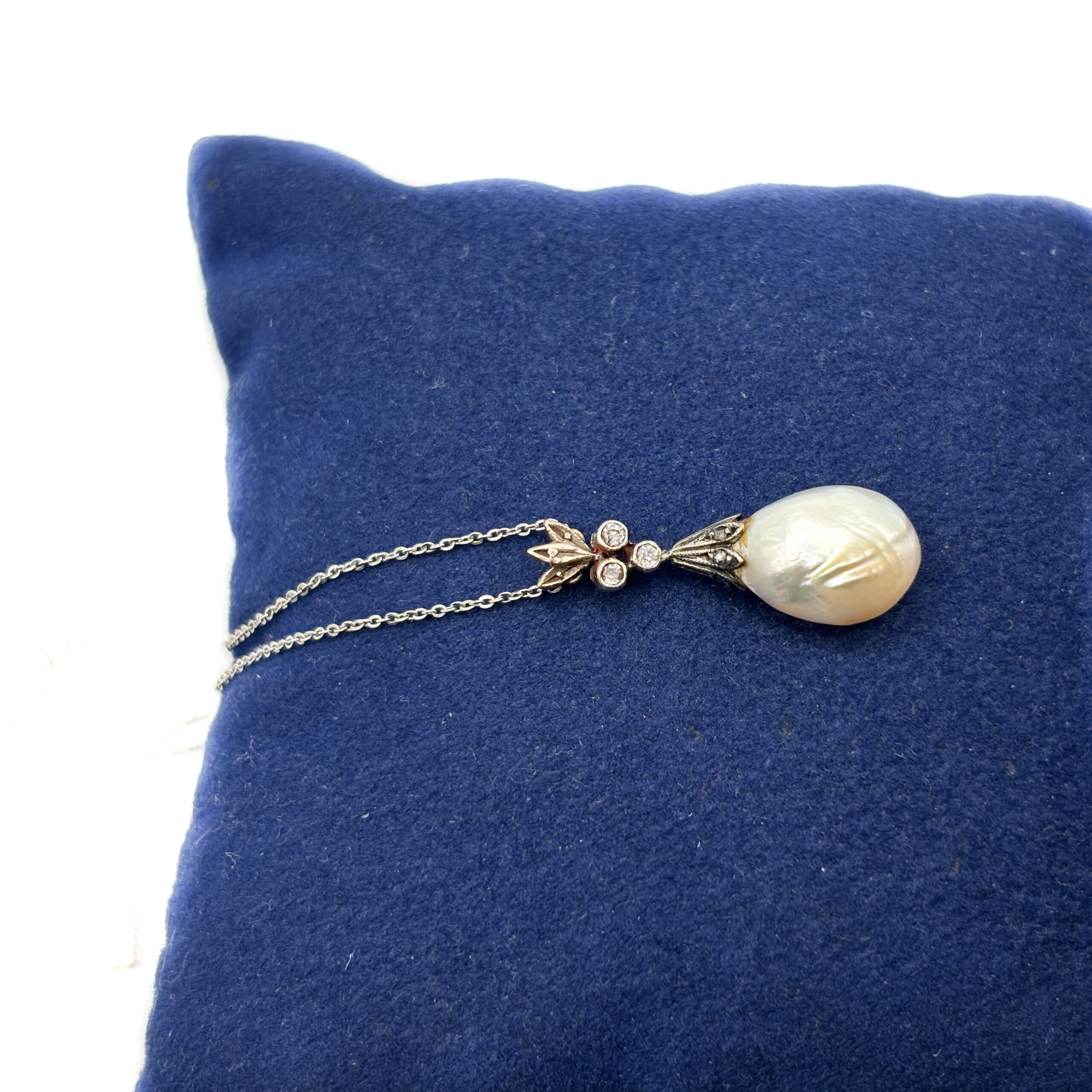 Necklace with Natural Pearl and Diamonds in 18 kt Gold - Image 2