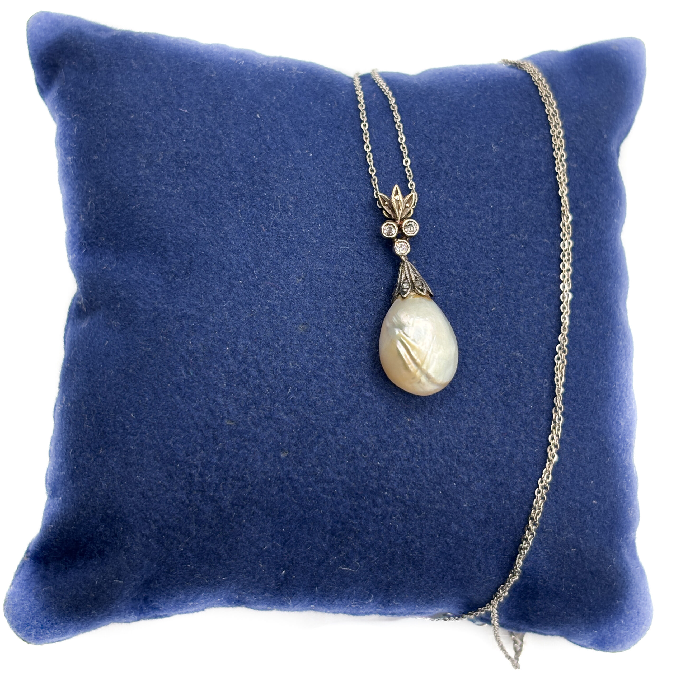 Necklace with Natural Pearl and Diamonds in 18 kt Gold - Image 3