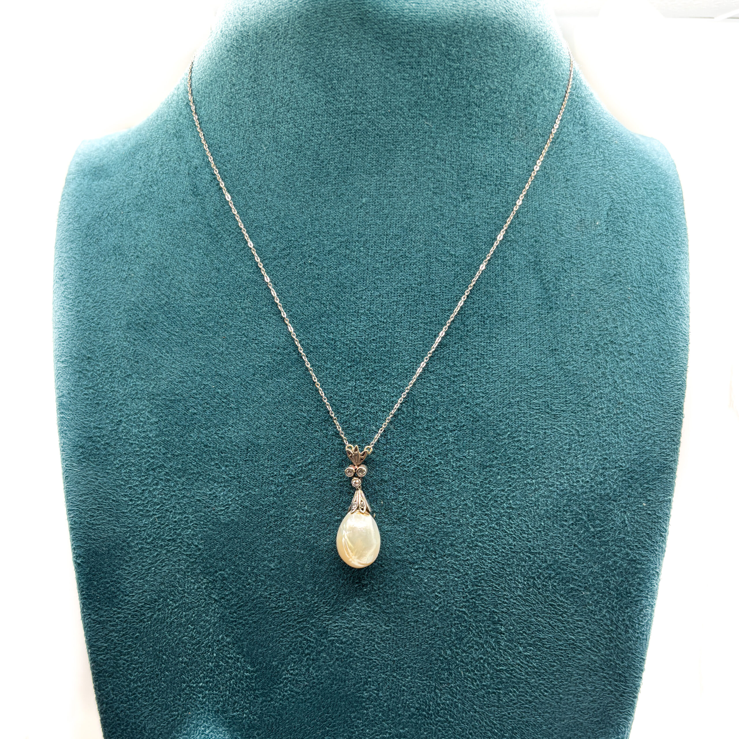 Necklace with Natural Pearl and Diamonds in 18 kt Gold - Image 5