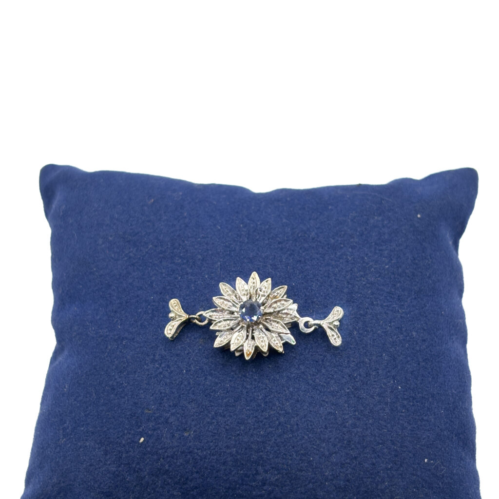 Clasp in 18 kt White Gold with Sapphire
