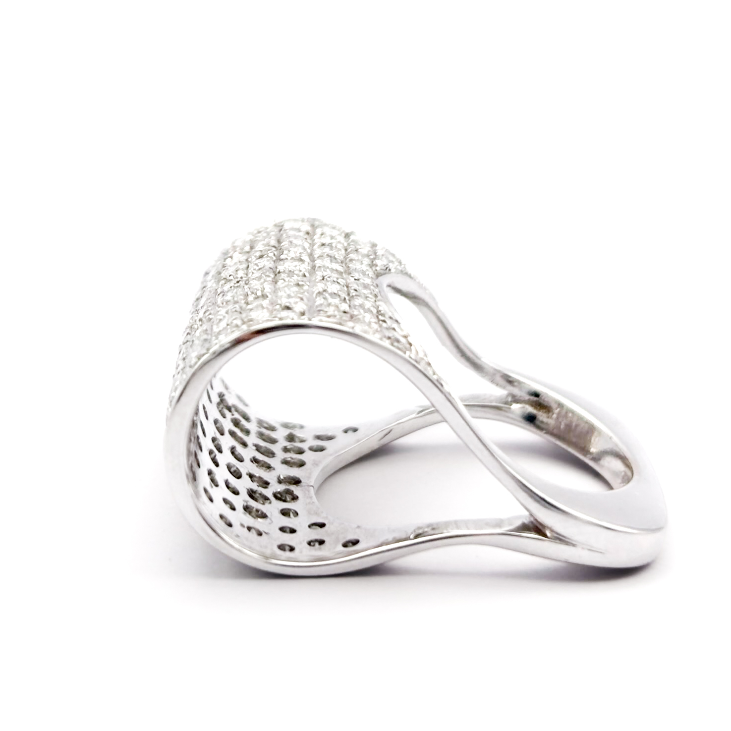 Band Ring in 18kt White Gold with Diamond Pave - Image 5