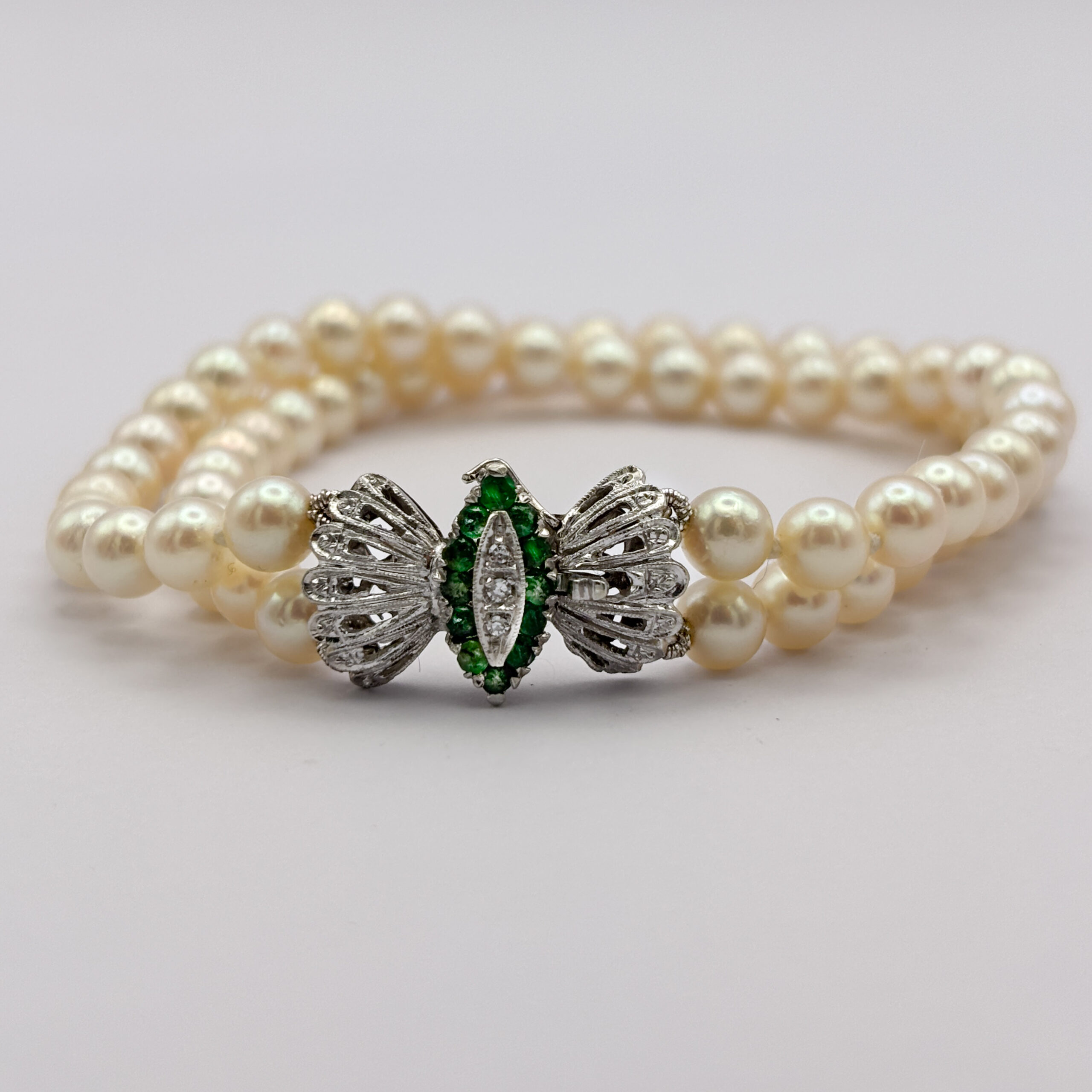 Bracciale a Due Fili di Perle con Smeraldi e Diamanti