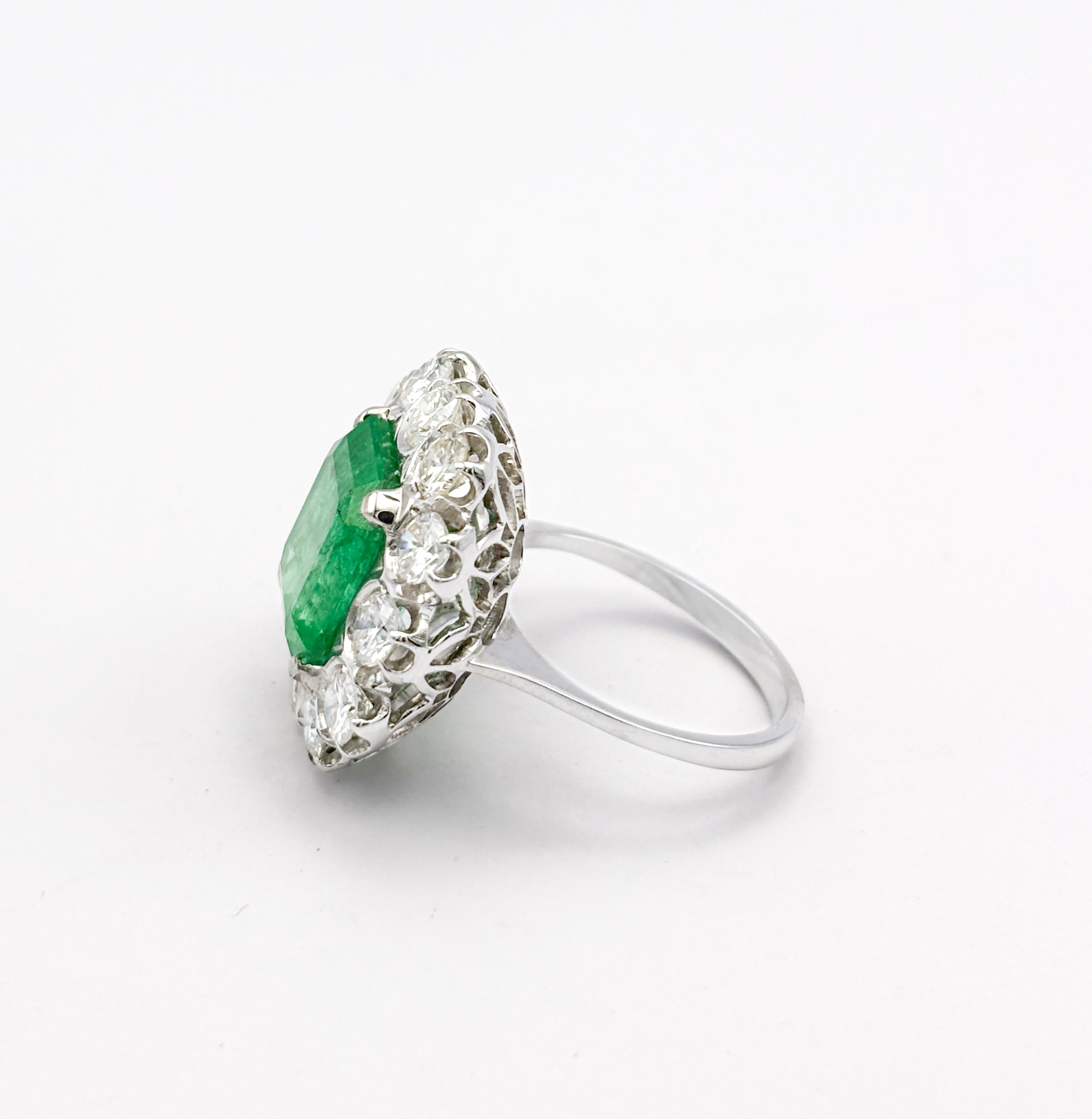 Anello in Oro Bianco 18 kt con Smeraldo Colombia ct 6,00 e Diamanti - immagine 5