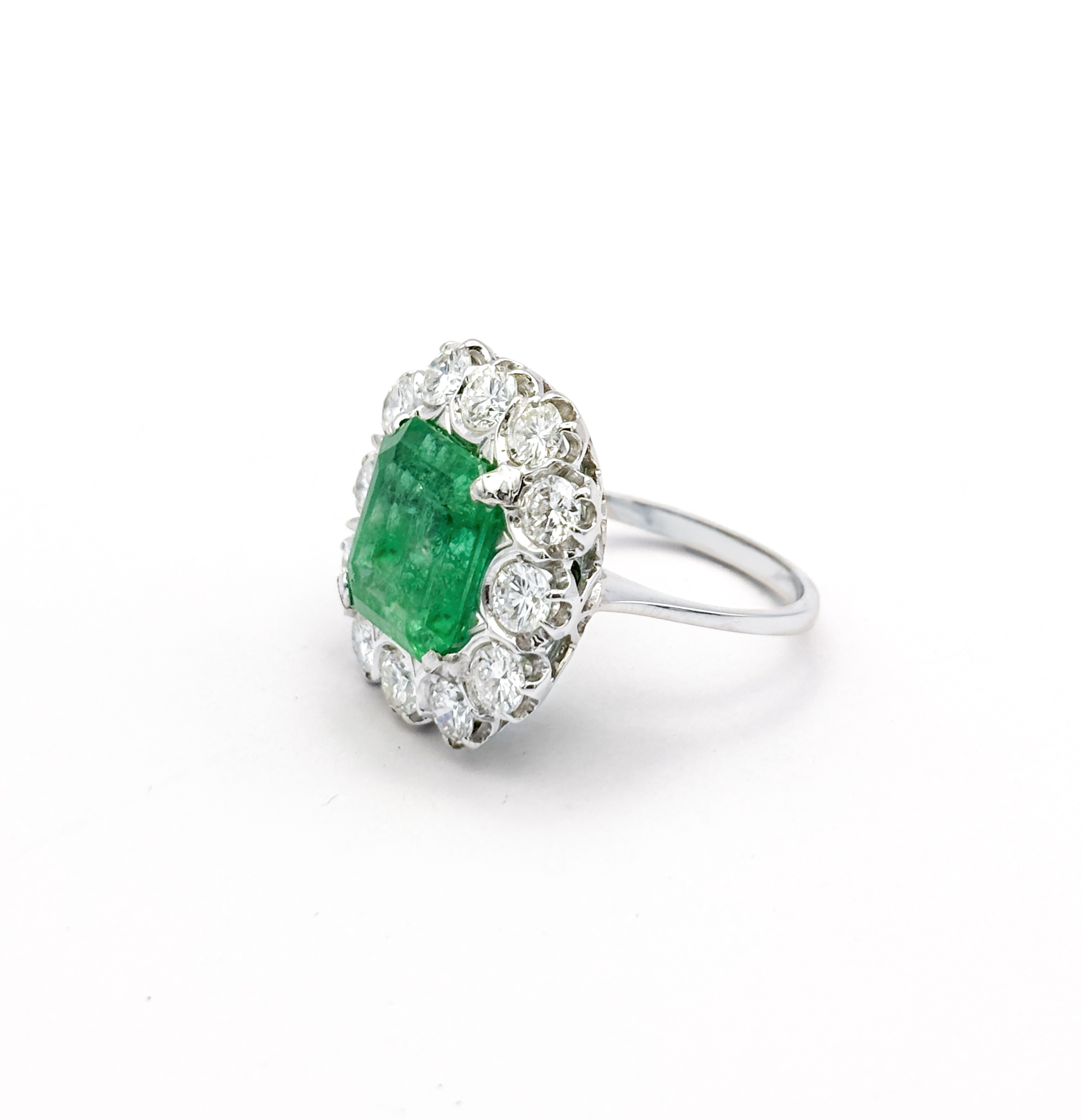 Anello in Oro Bianco 18 kt con Smeraldo Colombia ct 6,00 e Diamanti - immagine 6