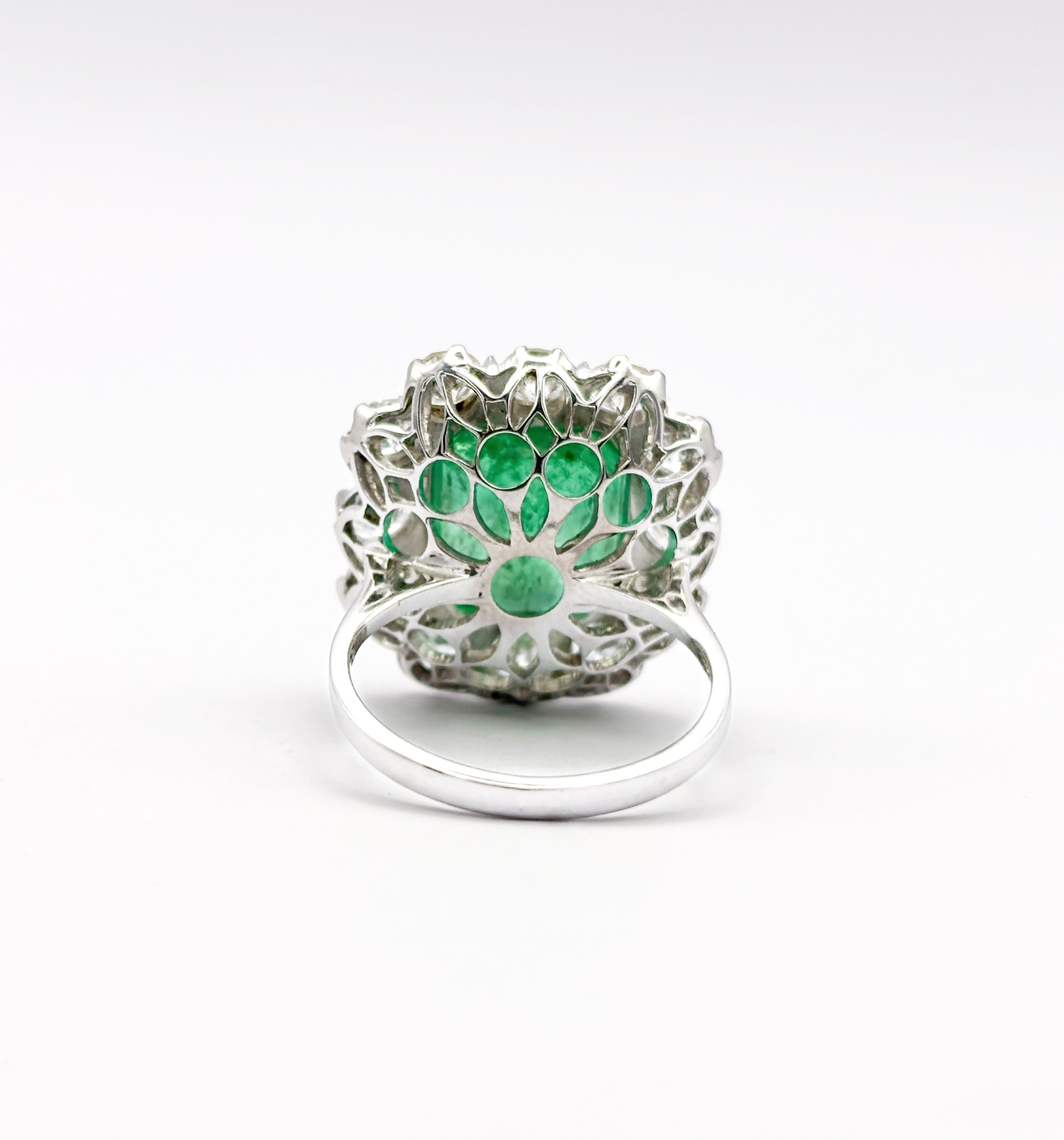 Anello in Oro Bianco 18 kt con Smeraldo Colombia ct 6,00 e Diamanti - immagine 7