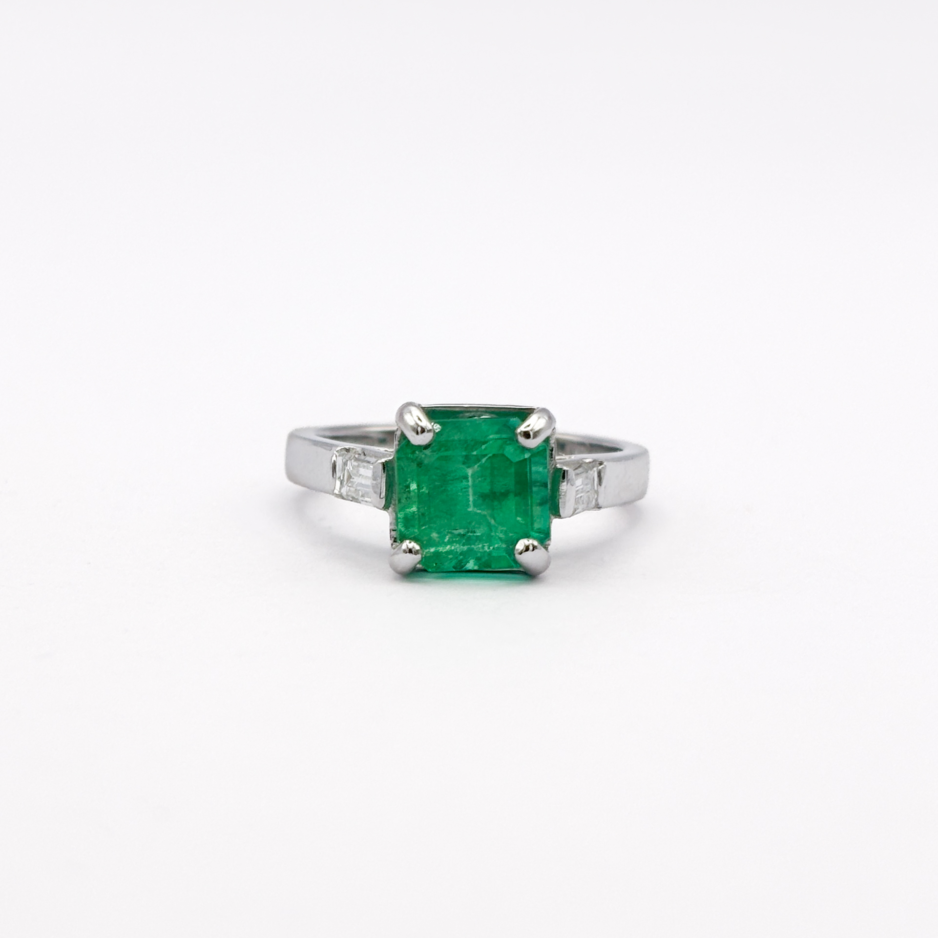 White Gold 18 kt Ring with Emerald and Diamonds - Image 3