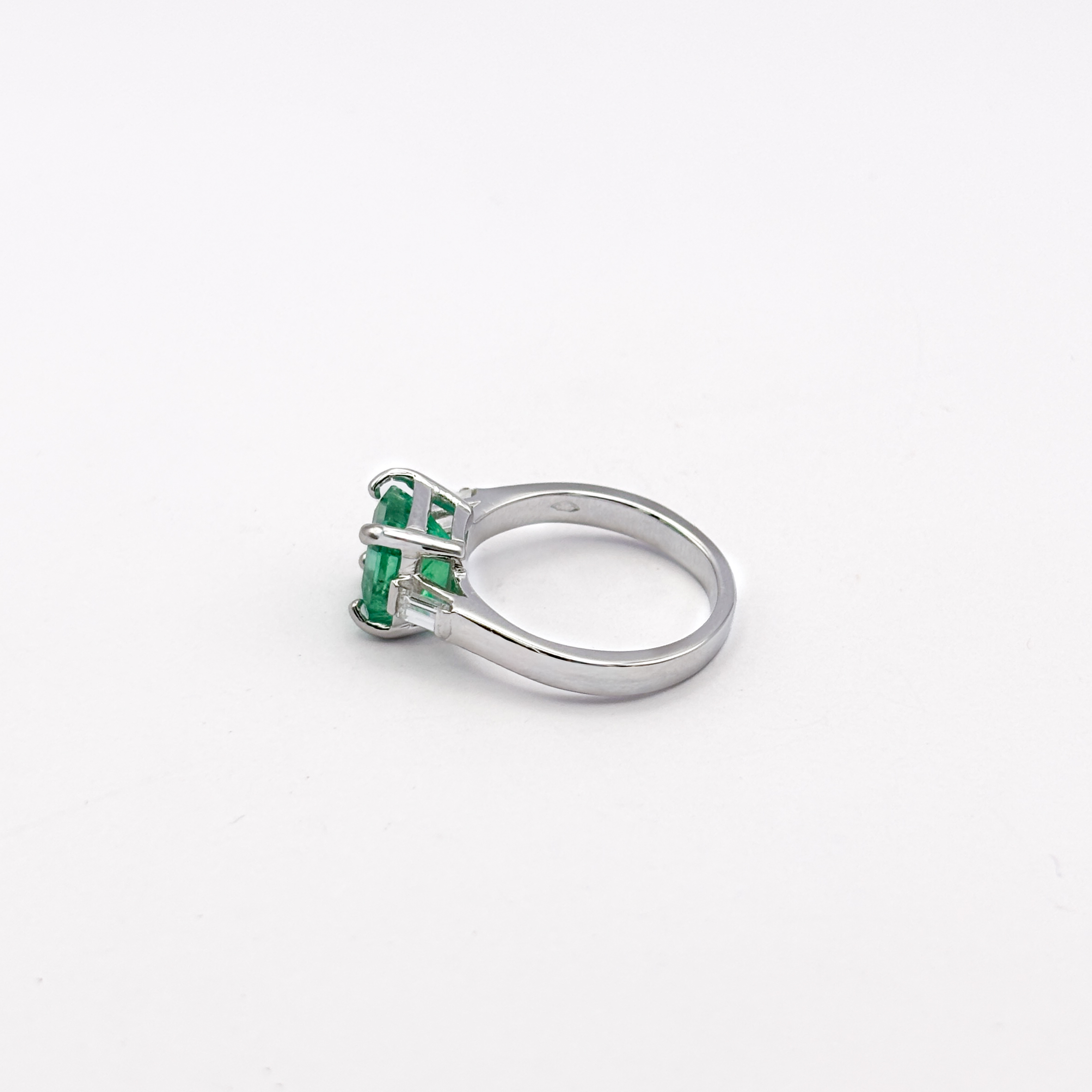 White Gold 18 kt Ring with Emerald and Diamonds - Image 4