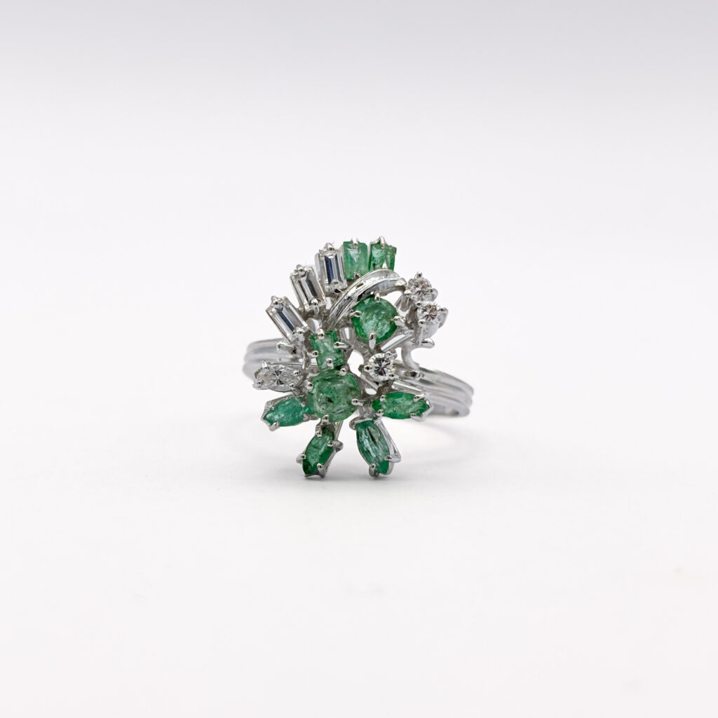 Floral White Gold 18 kt Ring with Emeralds and Diamonds