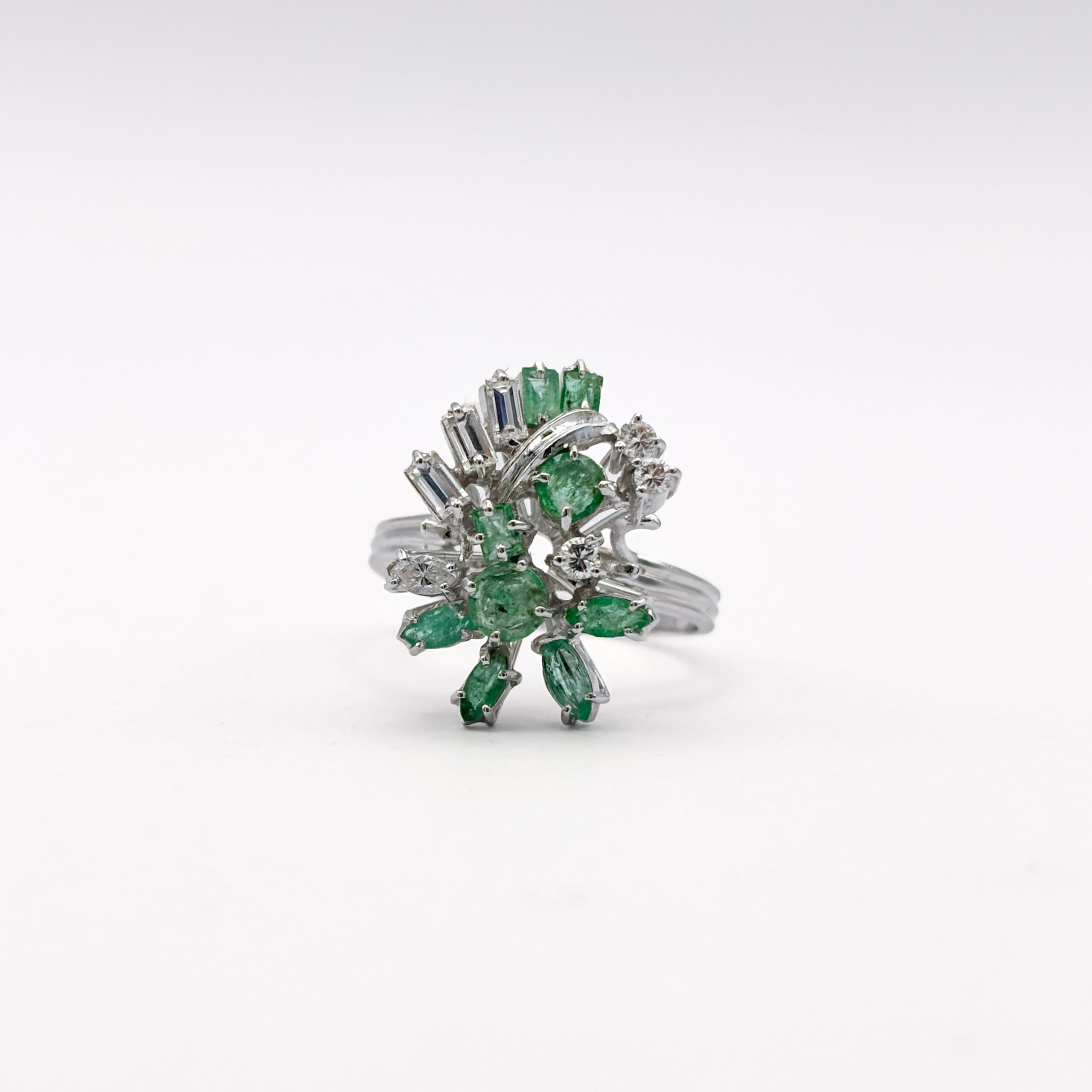 Floral White Gold 18 kt Ring with Emeralds and Diamonds