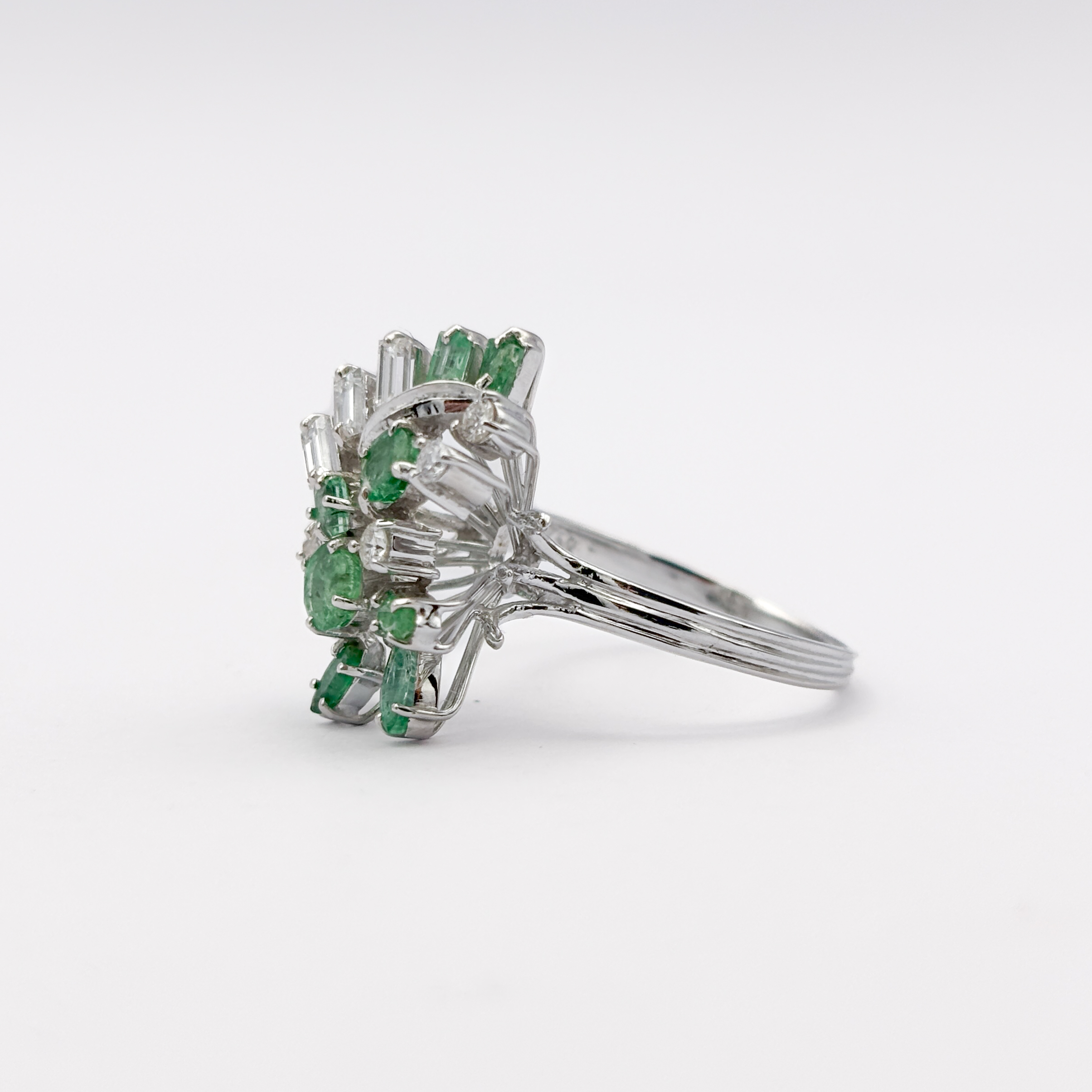 Floral White Gold 18 kt Ring with Emeralds and Diamonds - Image 2