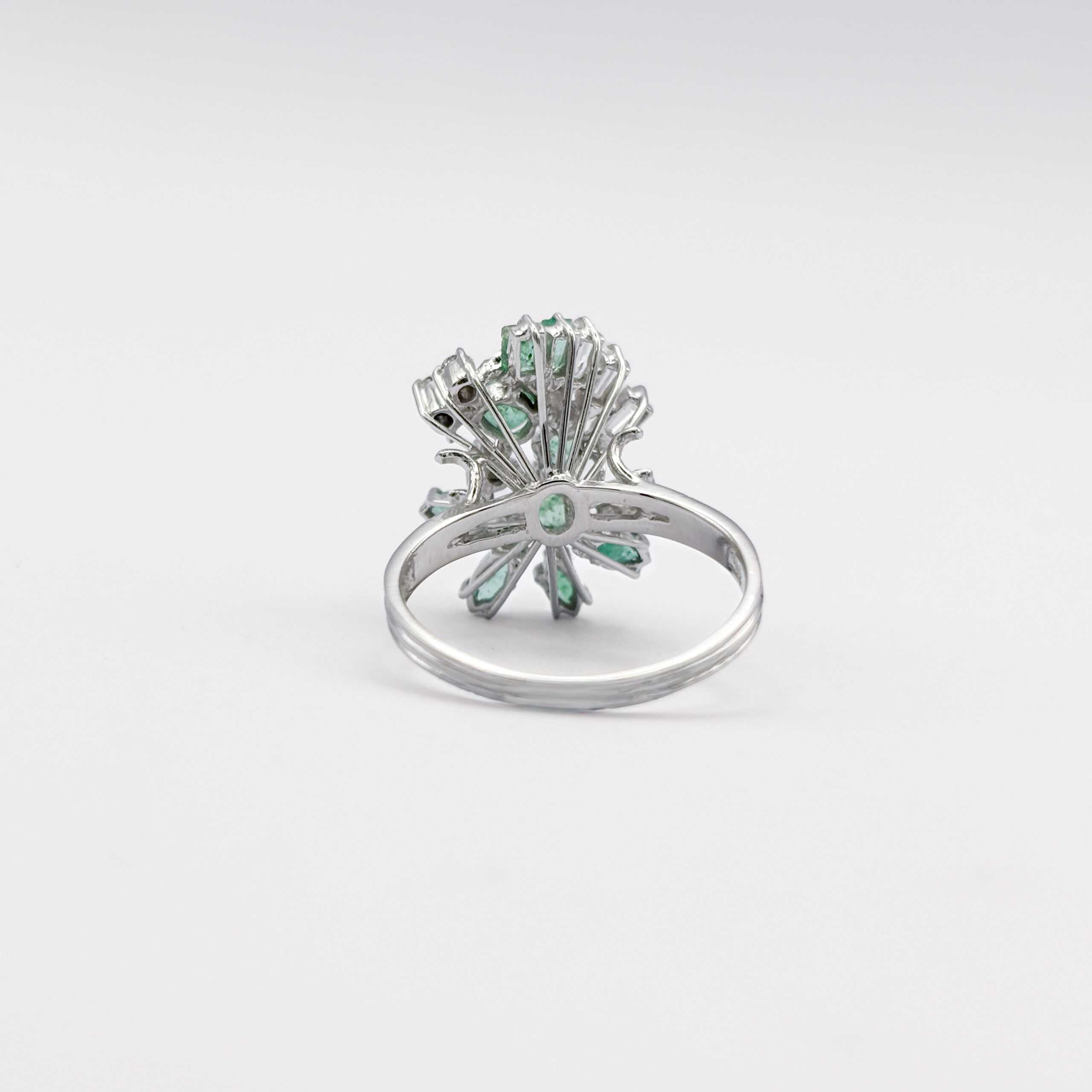 Floral White Gold 18 kt Ring with Emeralds and Diamonds - Image 4