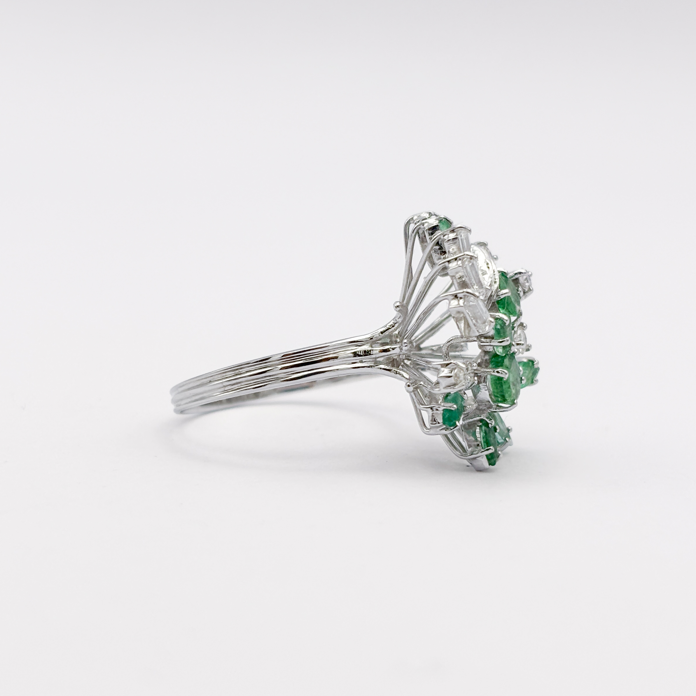 Floral White Gold 18 kt Ring with Emeralds and Diamonds - Image 3