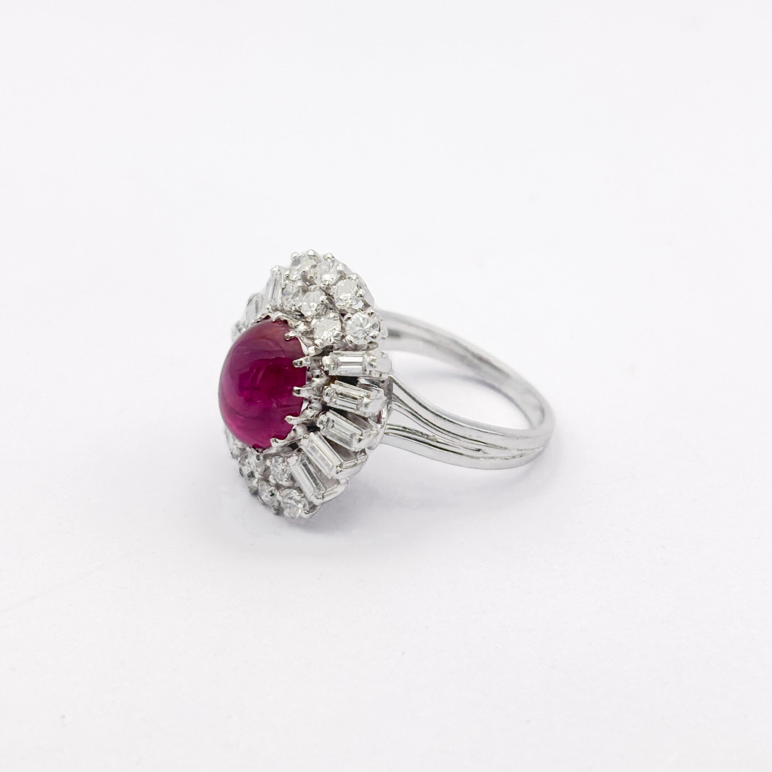 Anello in Oro Bianco 18 kt con Rubino Cabochon No Heat Burma e Diamanti - immagine 3