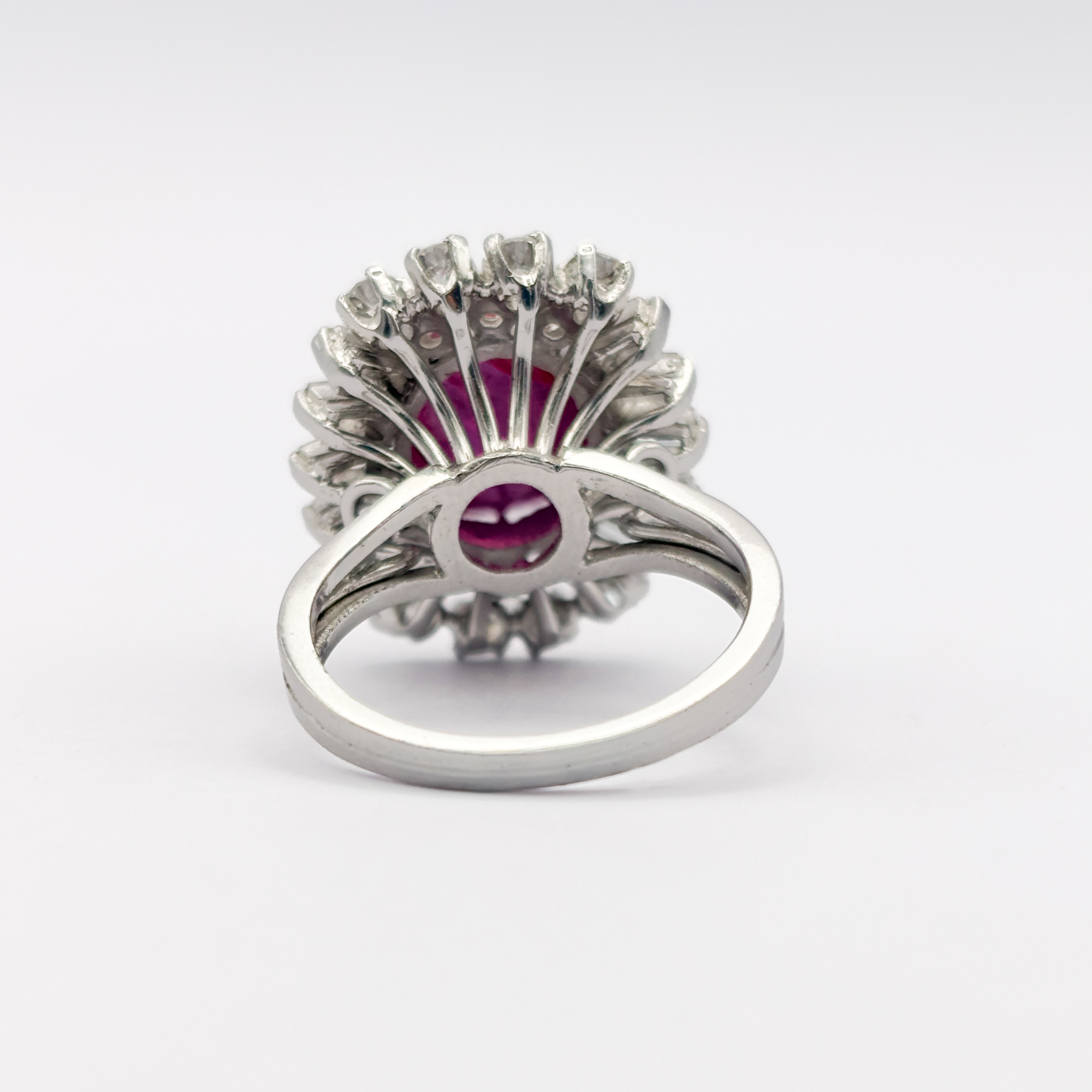 Anello in Oro Bianco 18 kt con Rubino Cabochon No Heat Burma e Diamanti - immagine 7