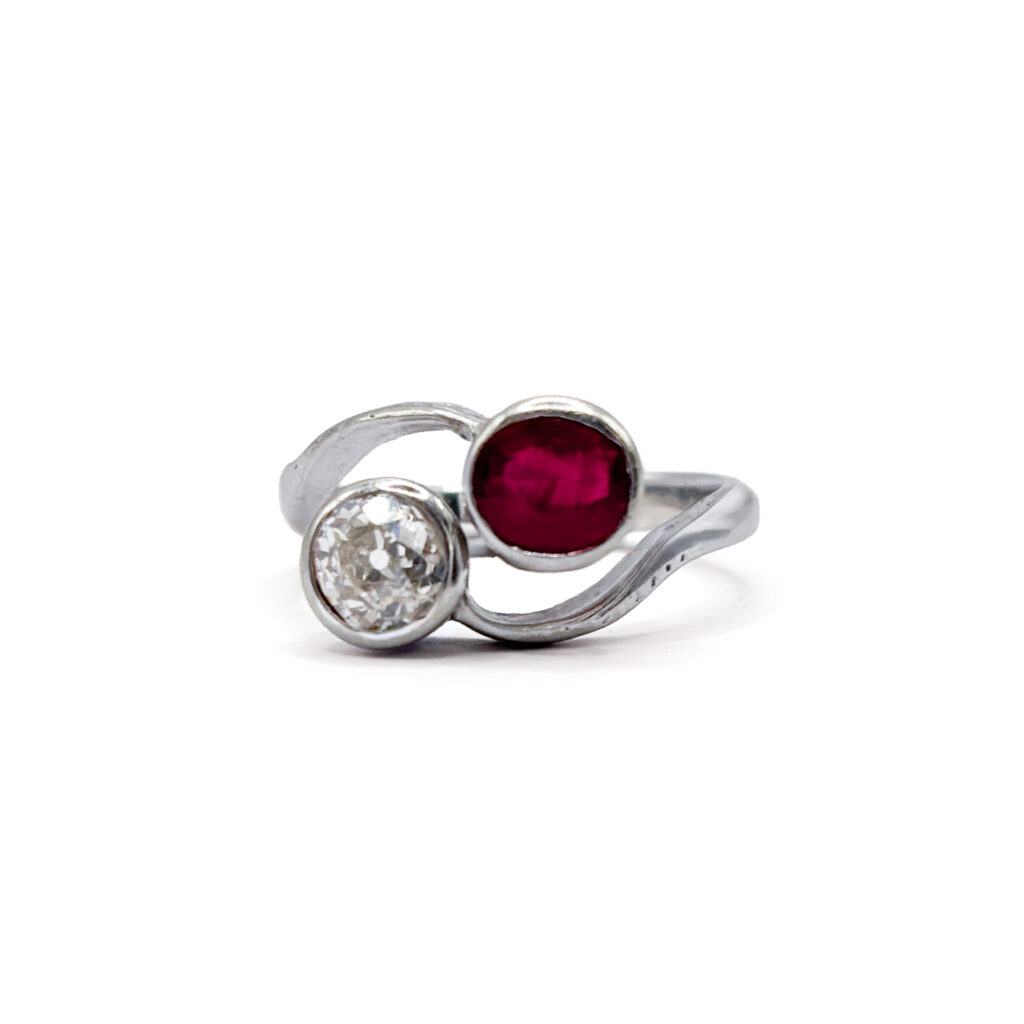 Anello Contrarié in Oro Bianco 18 kt con Rubino No Heat Burma e Diamante