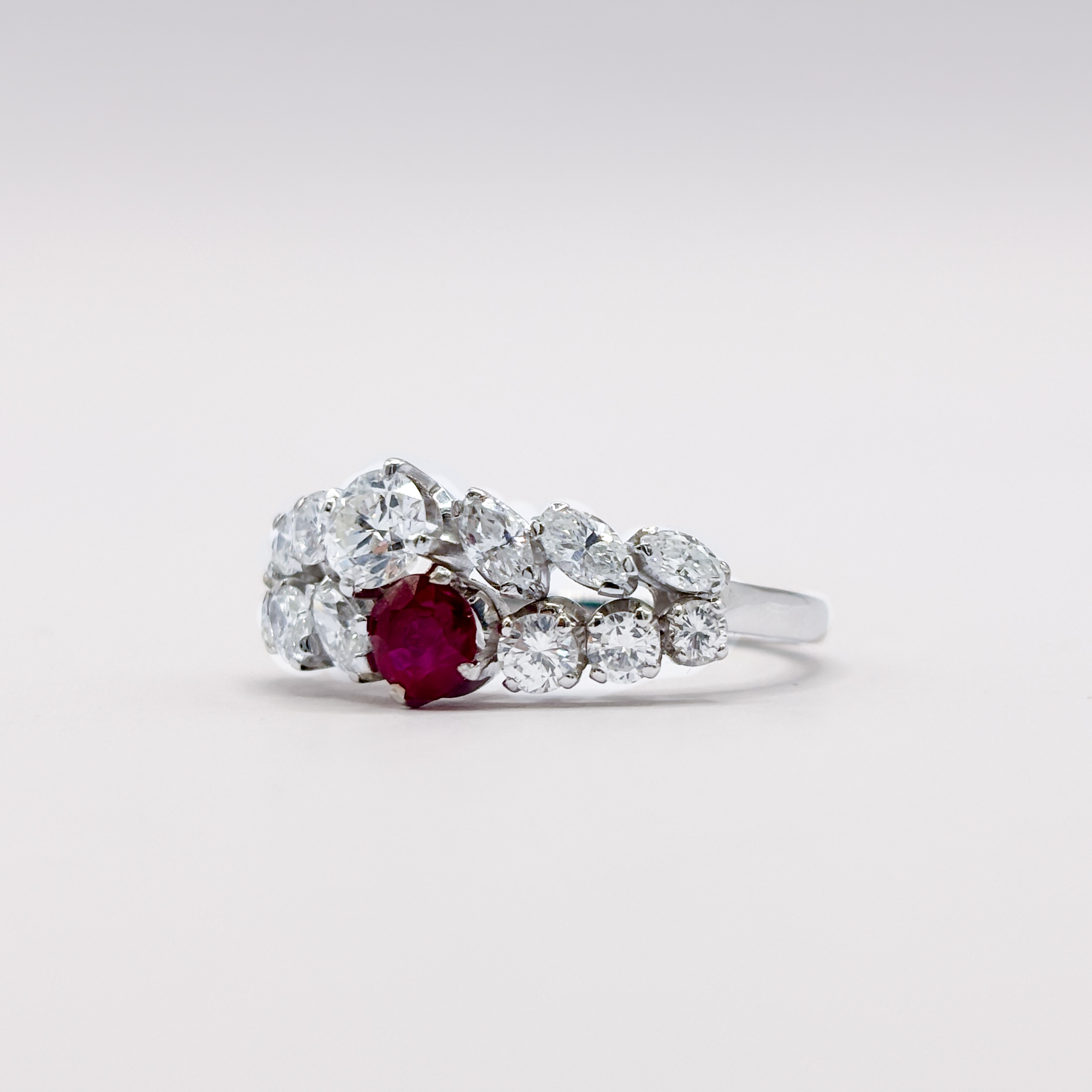Anello in Oro Bianco 18 kt con Rubino No Heat Burma e Diamanti - immagine 2