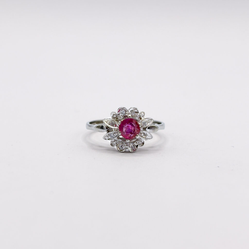 White Gold 18 kt Ring with No Heat Burma Ruby and Diamonds