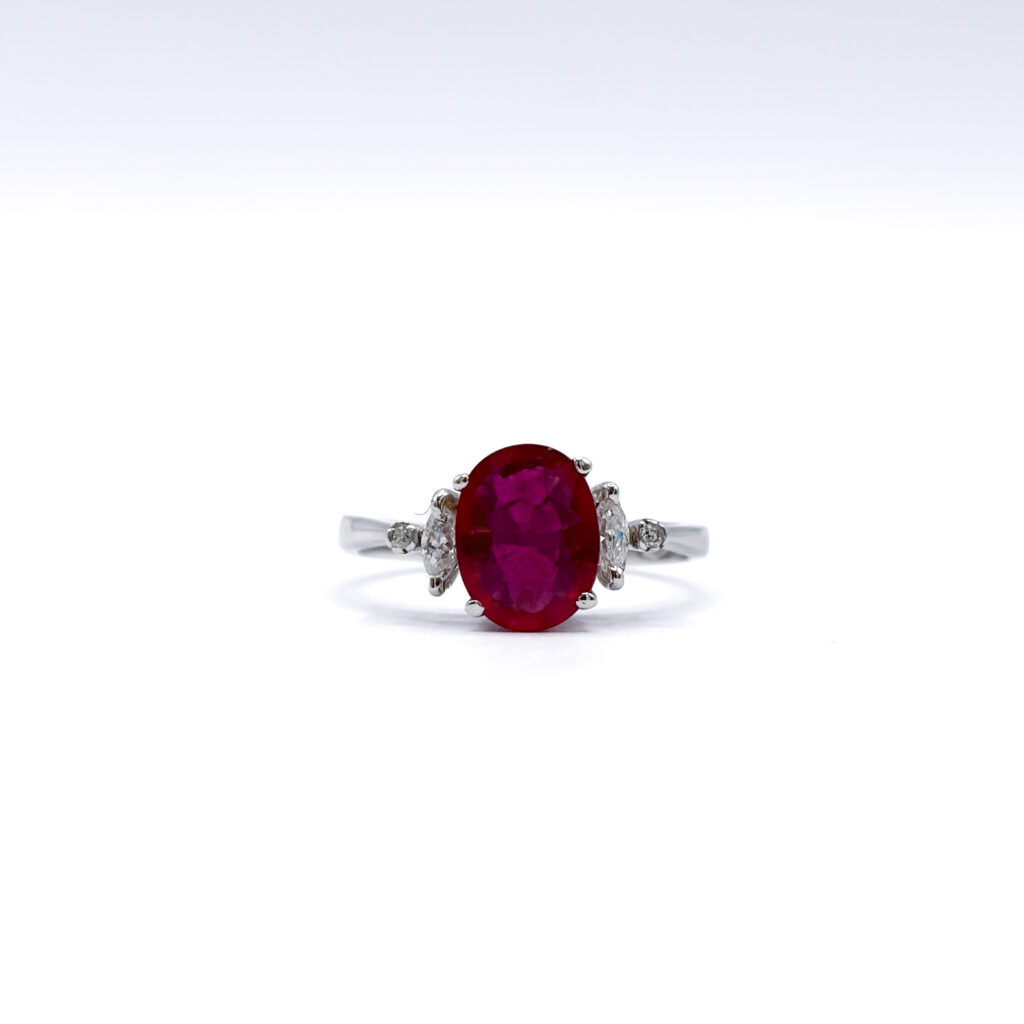 White Gold 18 kt Ring with Oval-Cut Ruby and Diamonds