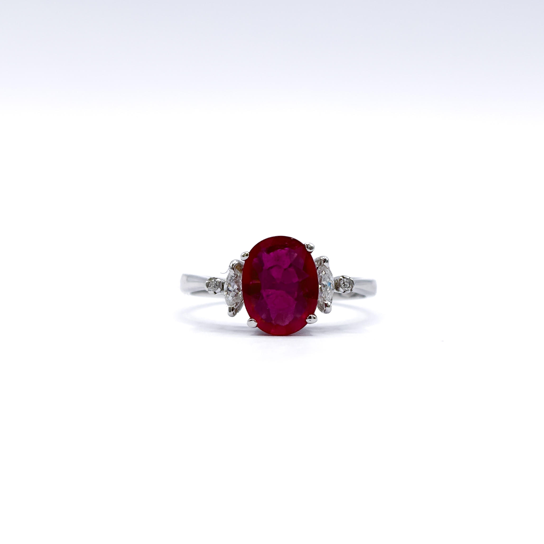 Anello in Oro Bianco 18 kt con Rubino Taglio Ovale e Diamanti
