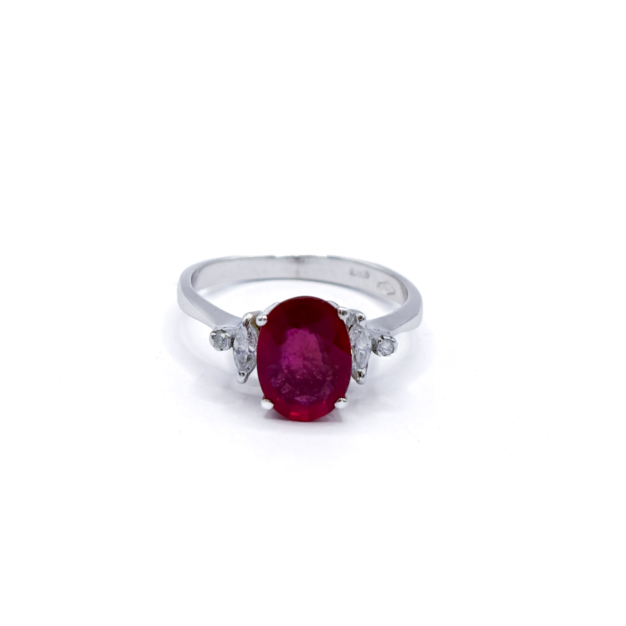 Anello in Oro Bianco 18 kt con Rubino Taglio Ovale e Diamanti - immagine 3
