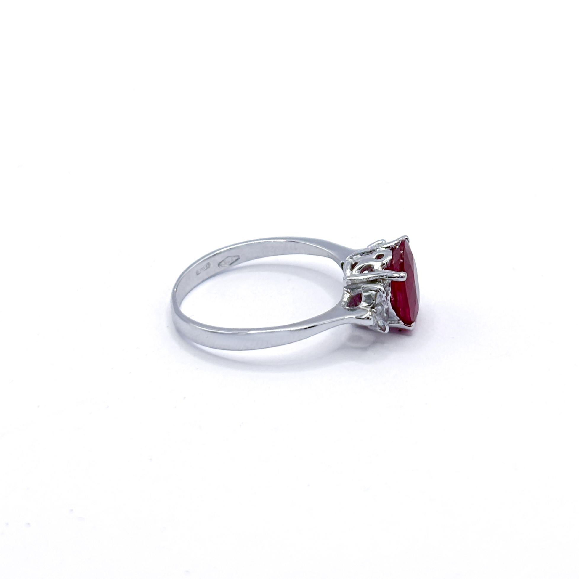 Anello in Oro Bianco 18 kt con Rubino Taglio Ovale e Diamanti - immagine 4