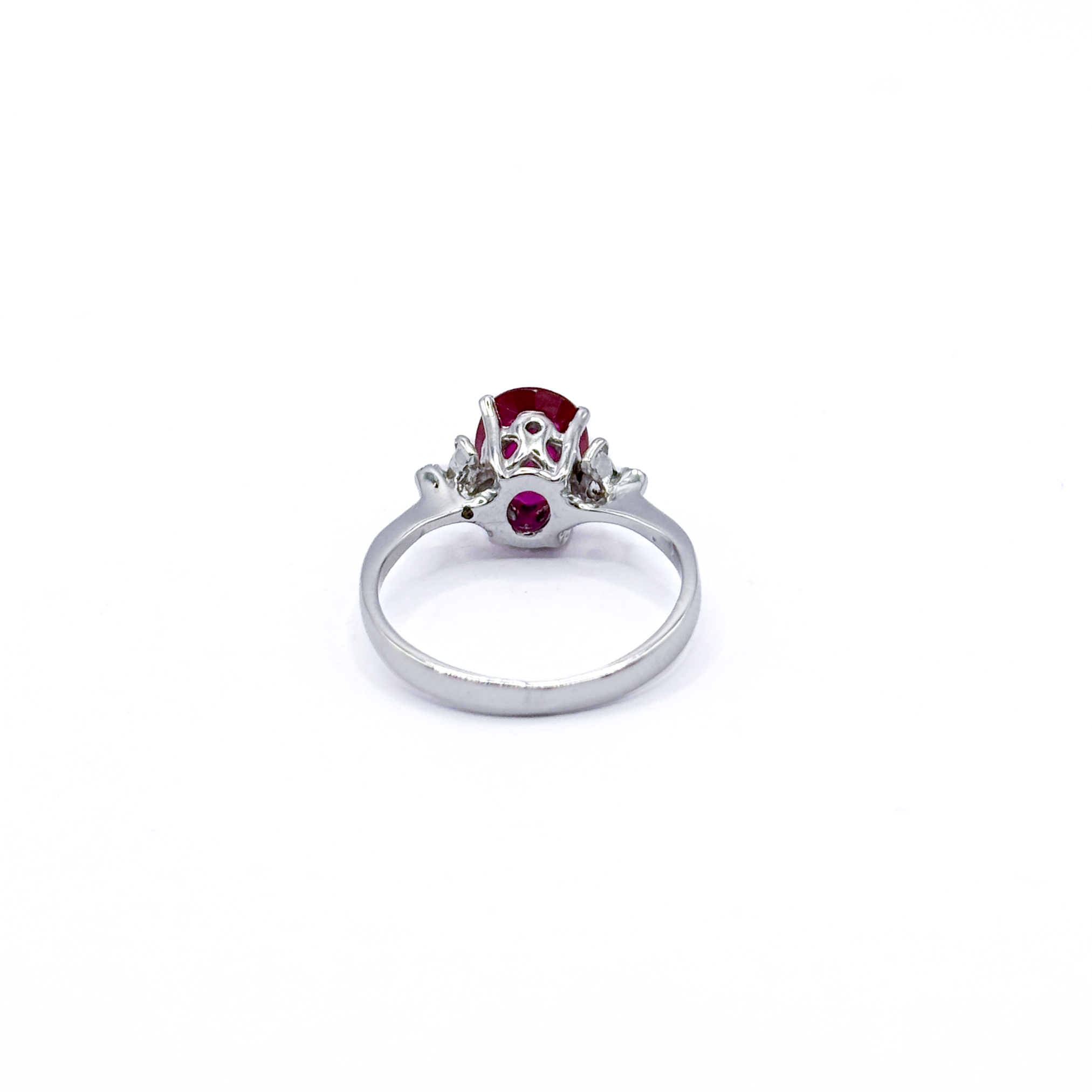 Anello in Oro Bianco 18 kt con Rubino Taglio Ovale e Diamanti - immagine 5