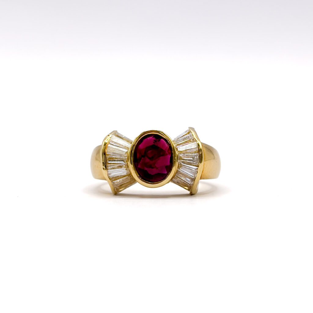 Yellow Gold 18 kt Ring with Oval-Cut Ruby and Diamonds