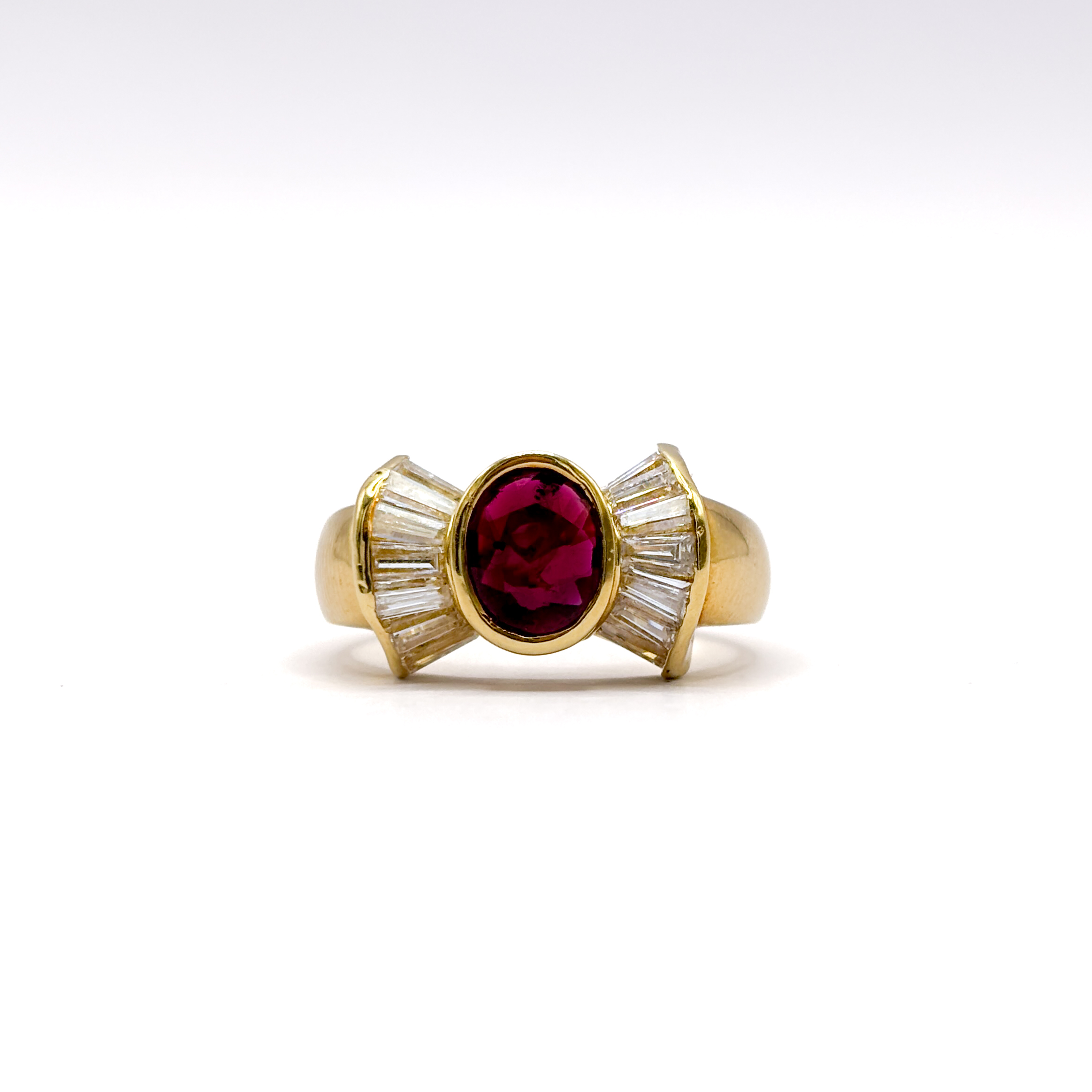 Yellow Gold 18 kt Ring with Oval-Cut Ruby and Diamonds