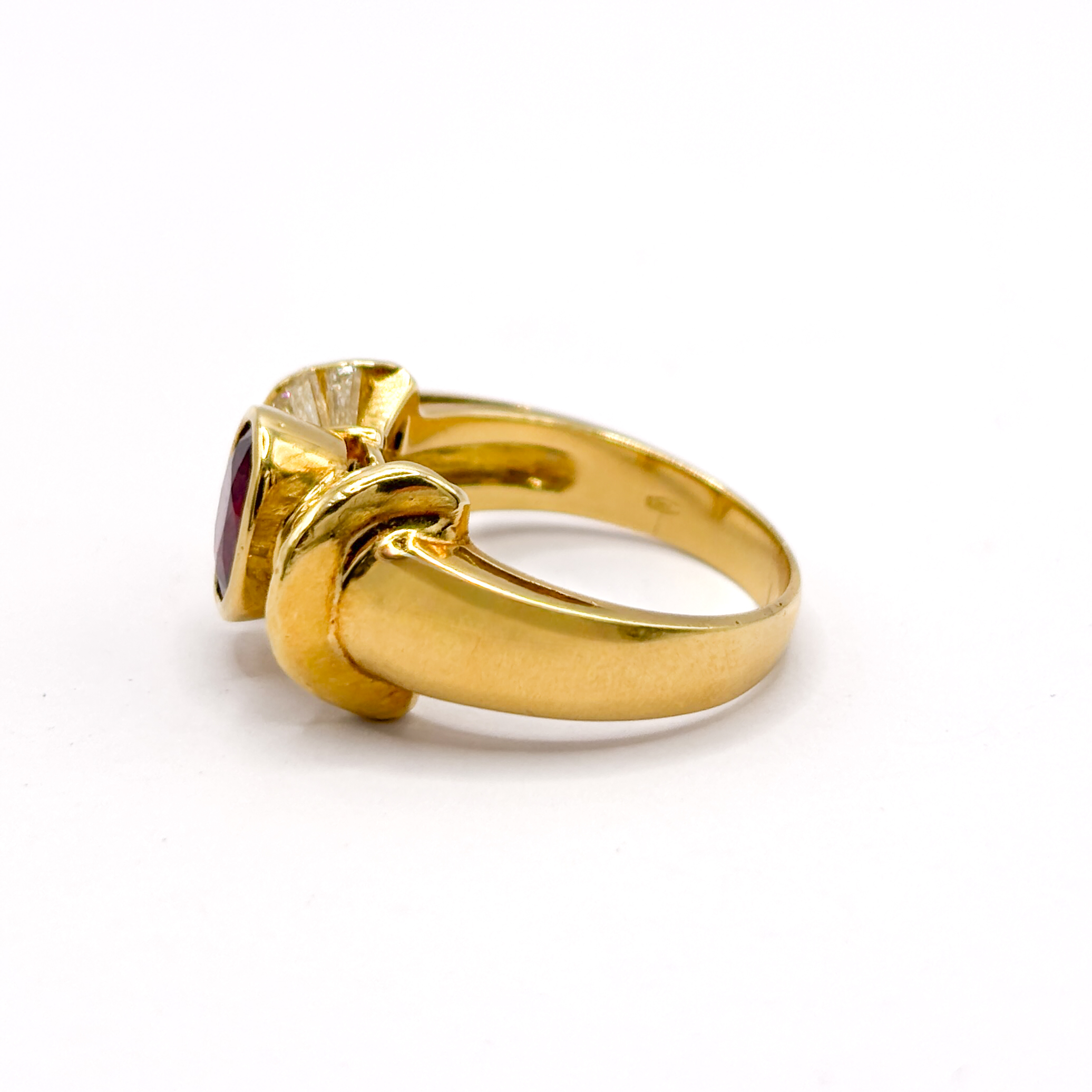 Yellow Gold 18 kt Ring with Oval-Cut Ruby and Diamonds - Image 7