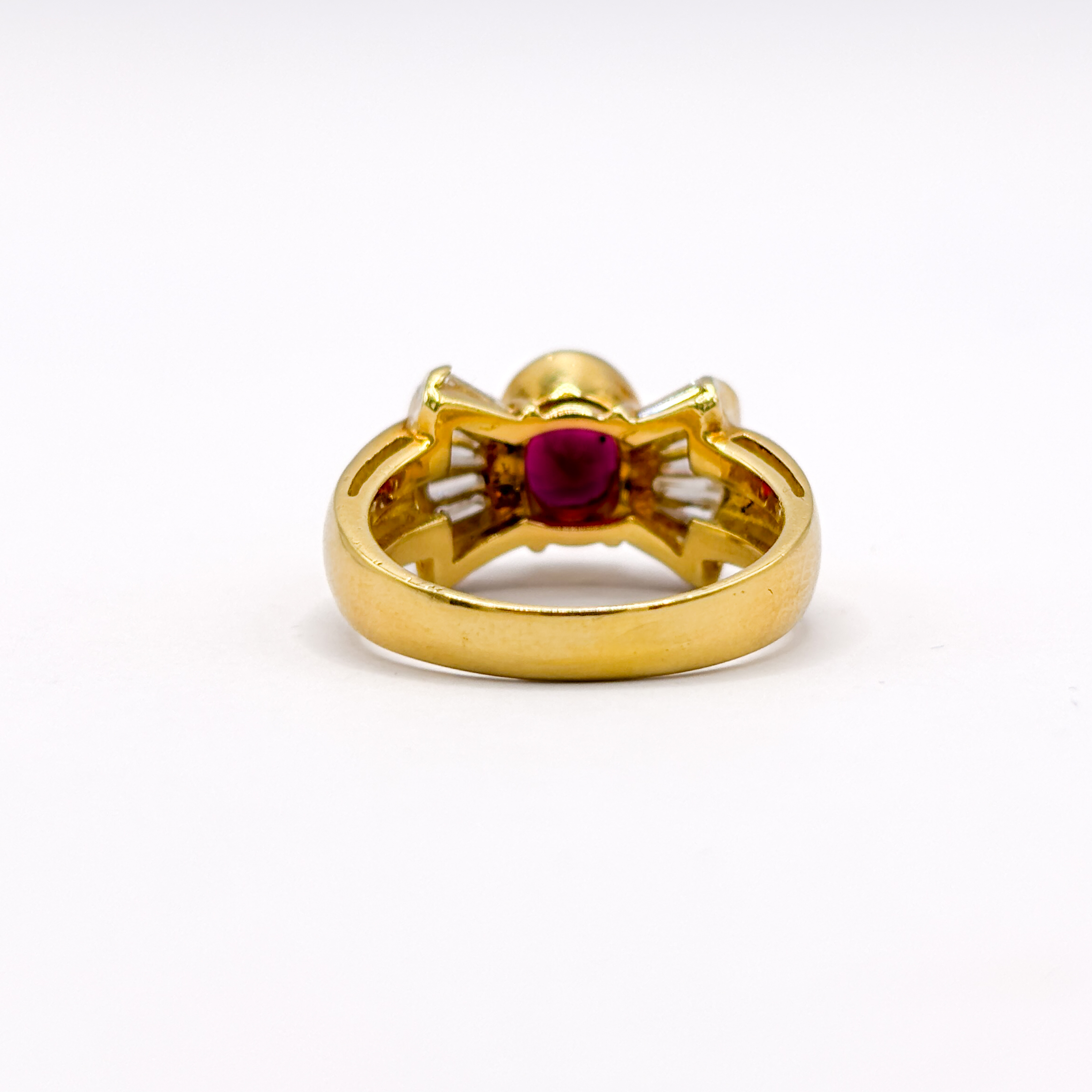 Yellow Gold 18 kt Ring with Oval-Cut Ruby and Diamonds - Image 4